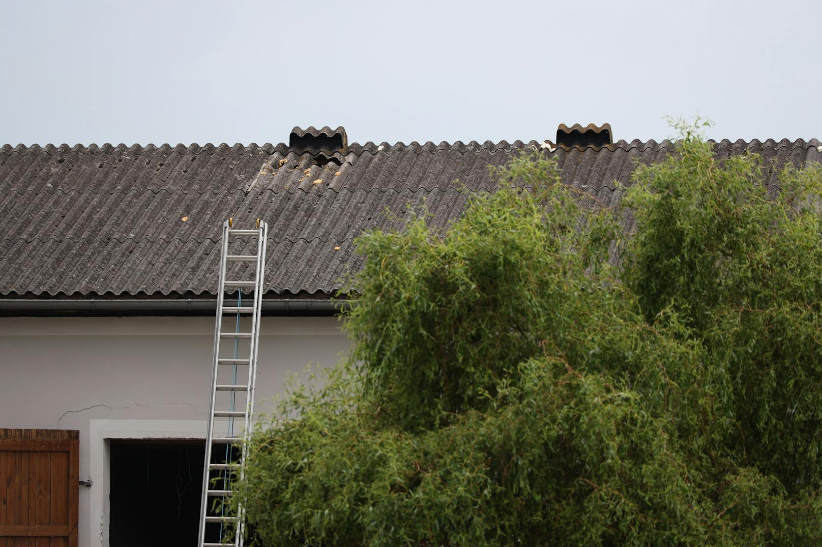 Der Mann wollte Unwetterschäden an seinem Dach reparieren.