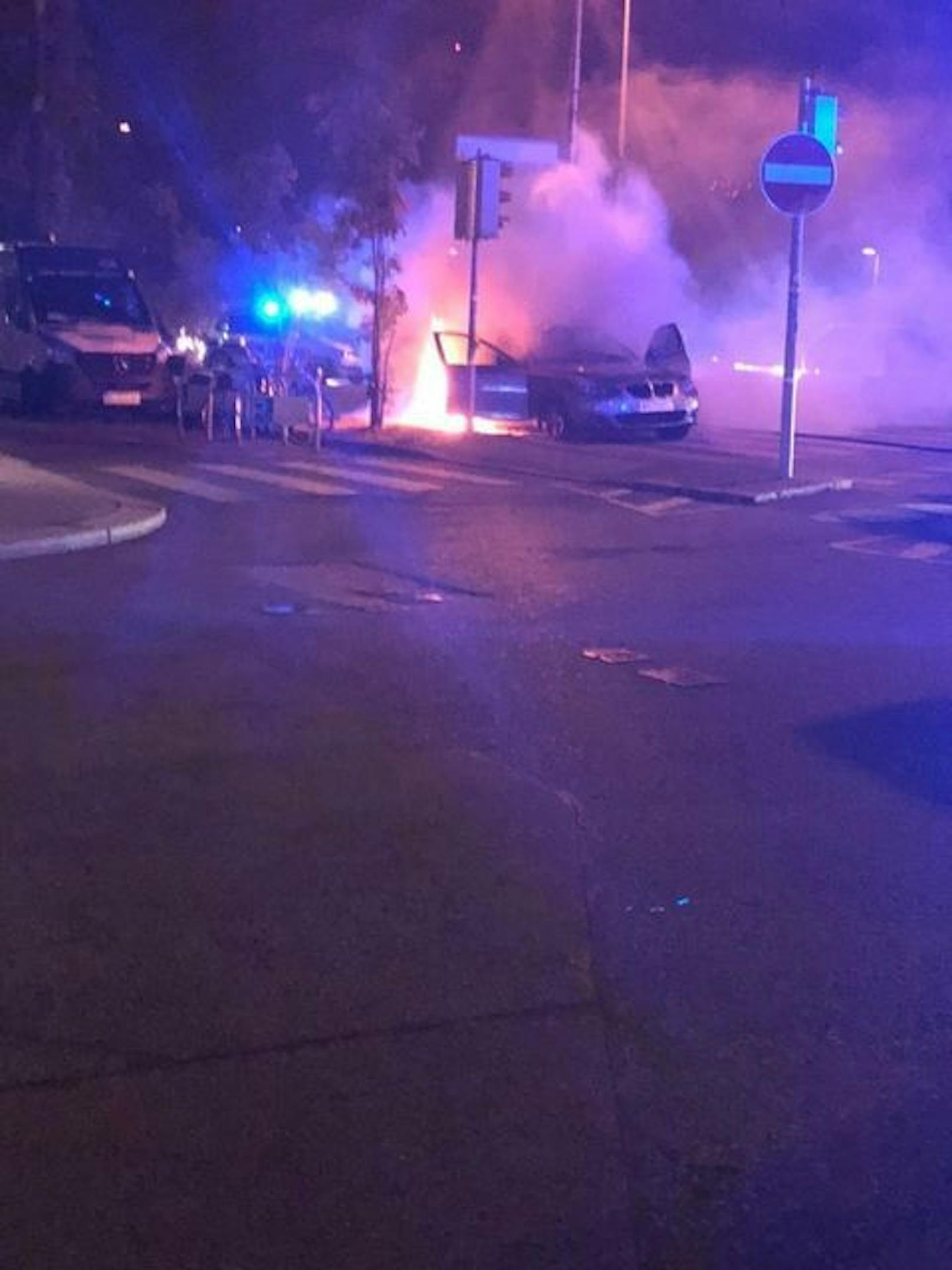 In Wien fing ein Auto am Mittwoch plötzlich Feuer.