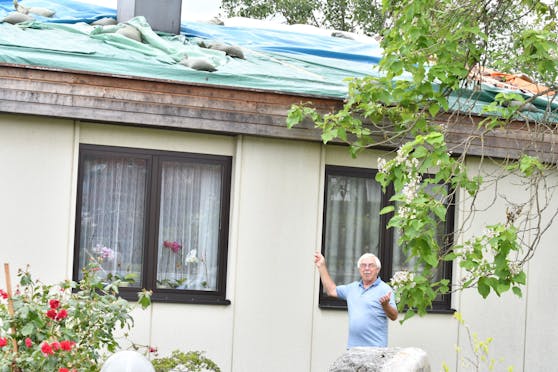 Hans Potoschnig zeigt sein zerstörtes Haus.