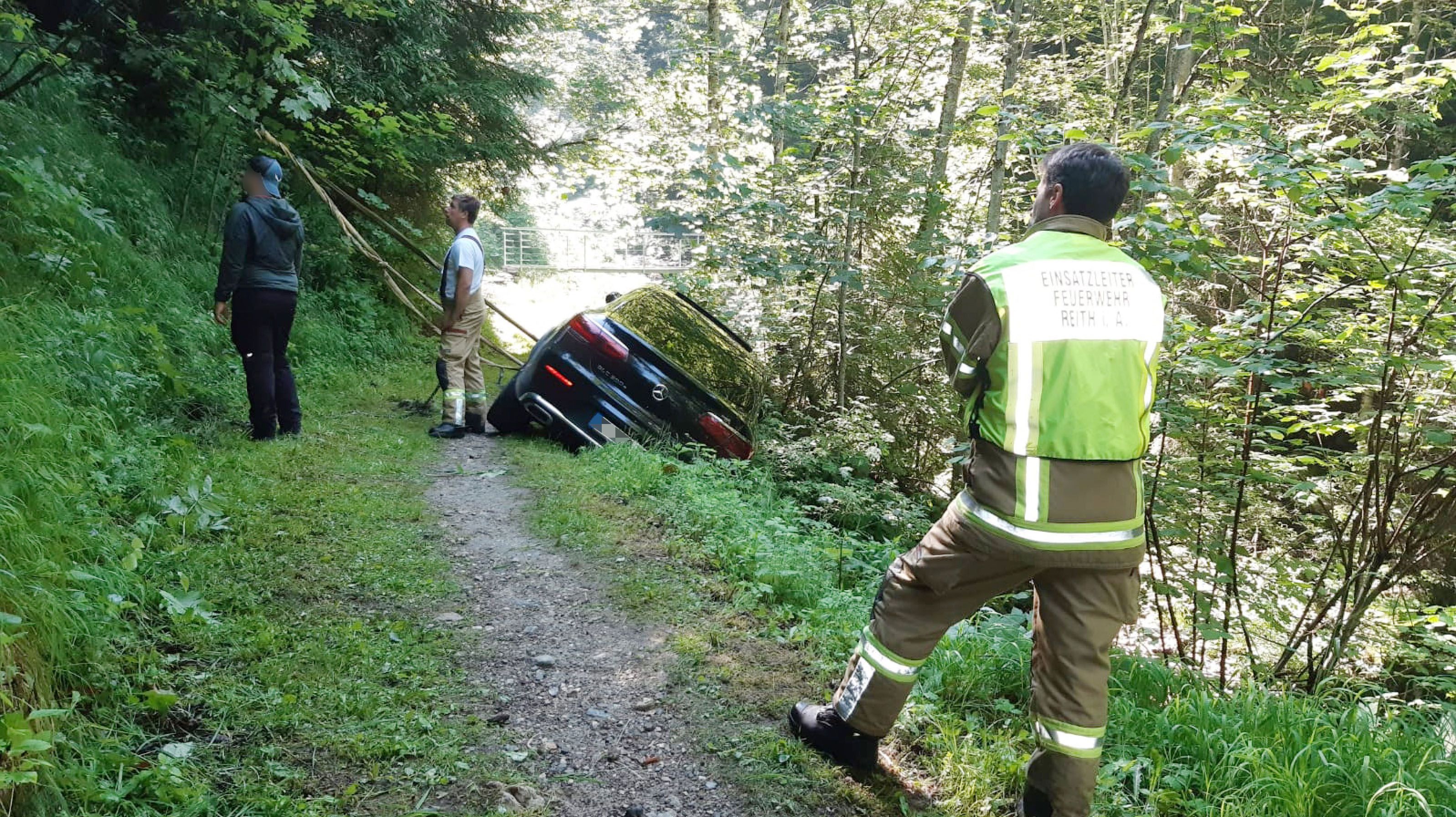 Reith im Alpbachtal—Drohender Fahrzeugabsturz am Wanderweg-Fotocredit: ZOOM.TIROL 