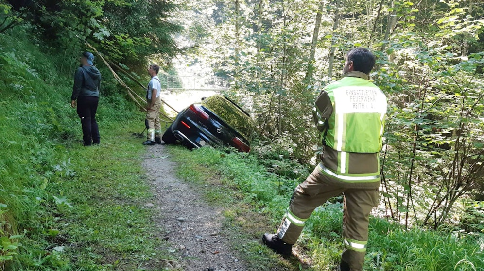 Reith im Alpbachtal—Drohender Fahrzeugabsturz am Wanderweg-Fotocredit: ZOOM.TIROL 