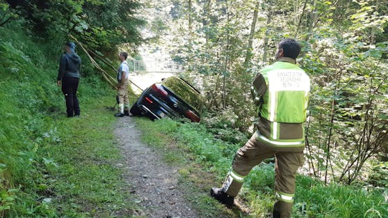 Reith im Alpbachtal—Drohender Fahrzeugabsturz am Wanderweg-Fotocredit: ZOOM.TIROL