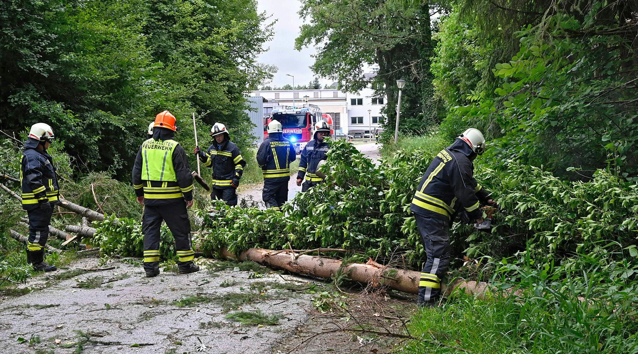 Download von www.picturedesk.com am 30.06.2021 (06:09).  ABD0119_20210629 - MATTIGHOFEN - ÖSTERREICH: Einsatzkräfte der Feuerwehr am Dienstag, 29. Juni 2021, im Rahmen von Aufräumungsarbeiten nach Unwetterschäden im Stadtgebiet von Mattighofen. - FOTO: APA/MANFRED FESL - 20210629_PD8076 - Rechteinfo: Rights Managed (RM)