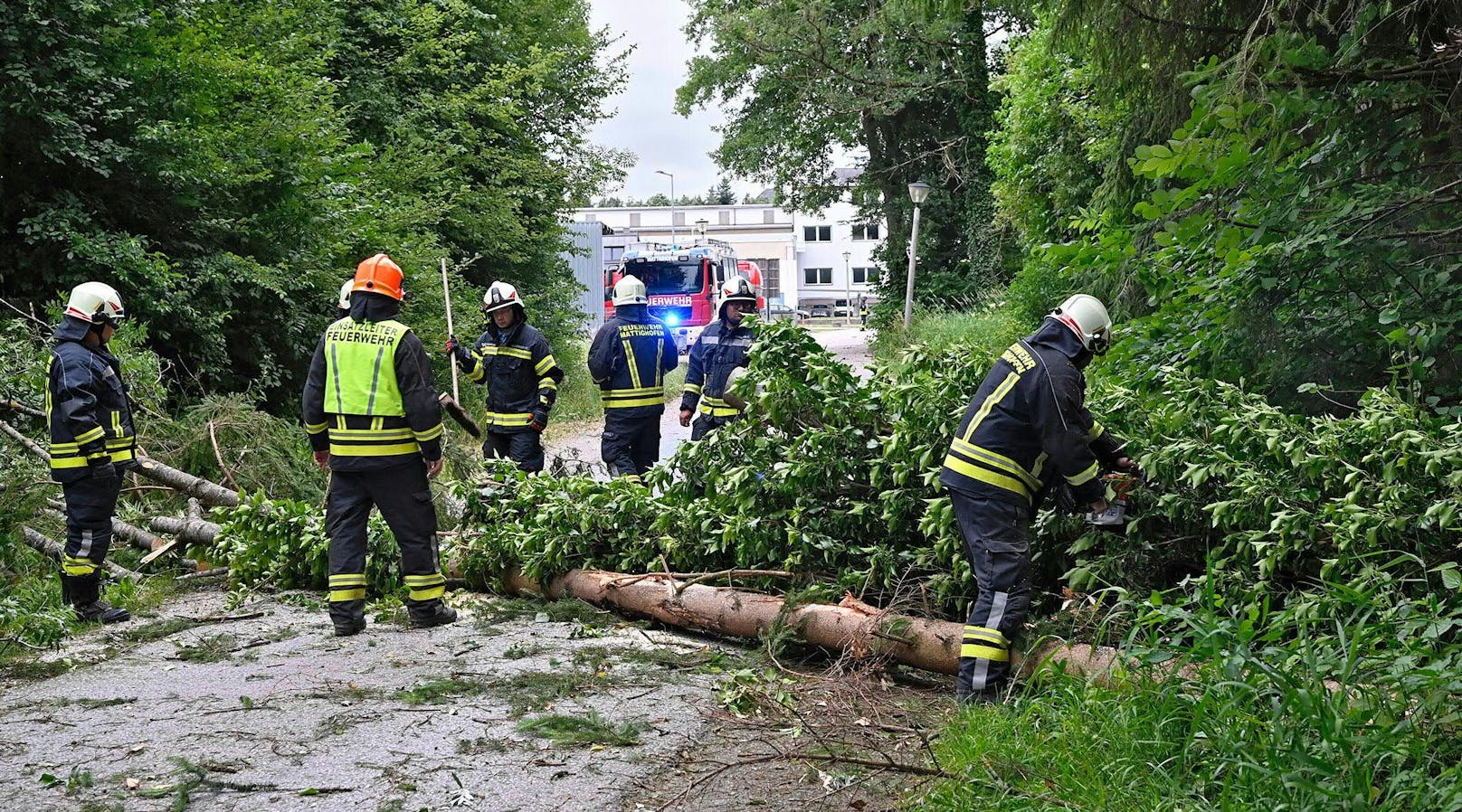Aufräumungsarbeiten nach Unwetterschäden im Stadtgebiet von Mattighofen.