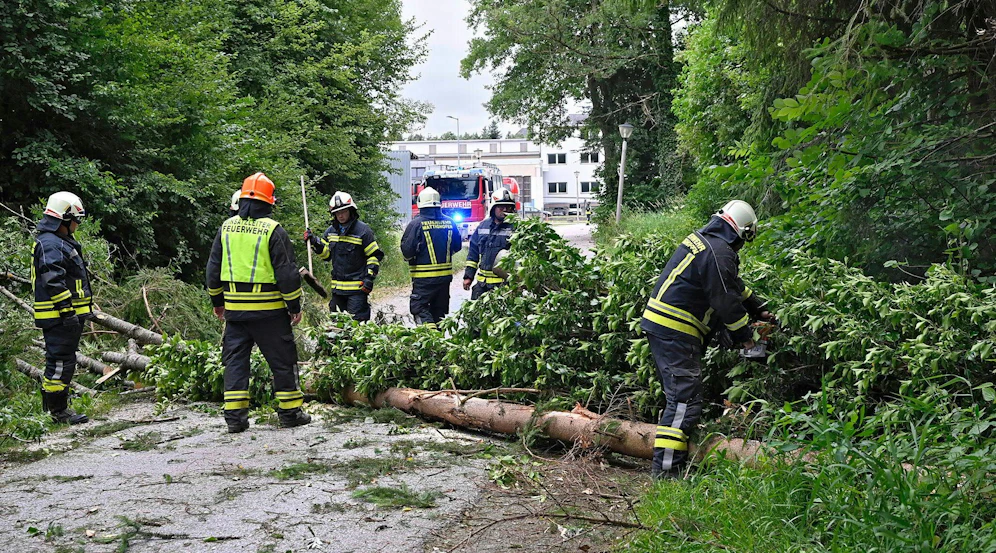 Aufräumungsarbeiten nach Unwetterschäden im Stadtgebiet von Mattighofen.