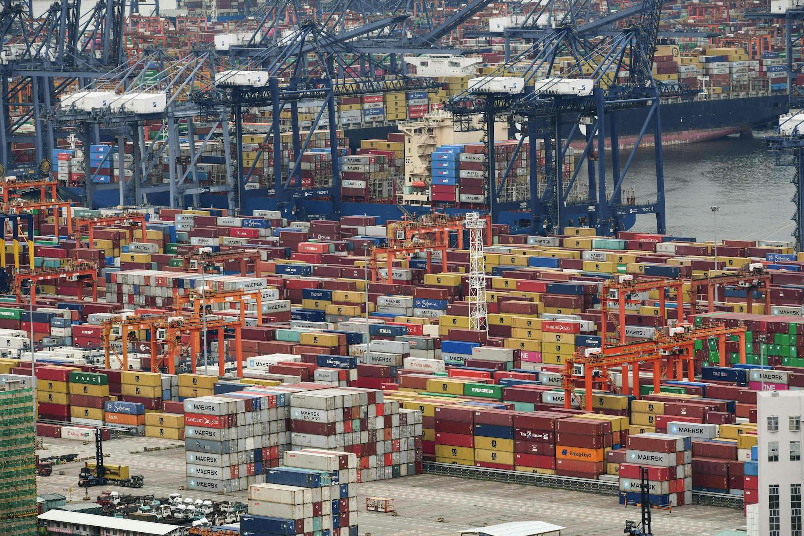 Stau ohne Ende: Im chinesischen Hafen Yantian warten 160.000 Schiffscontainer.
