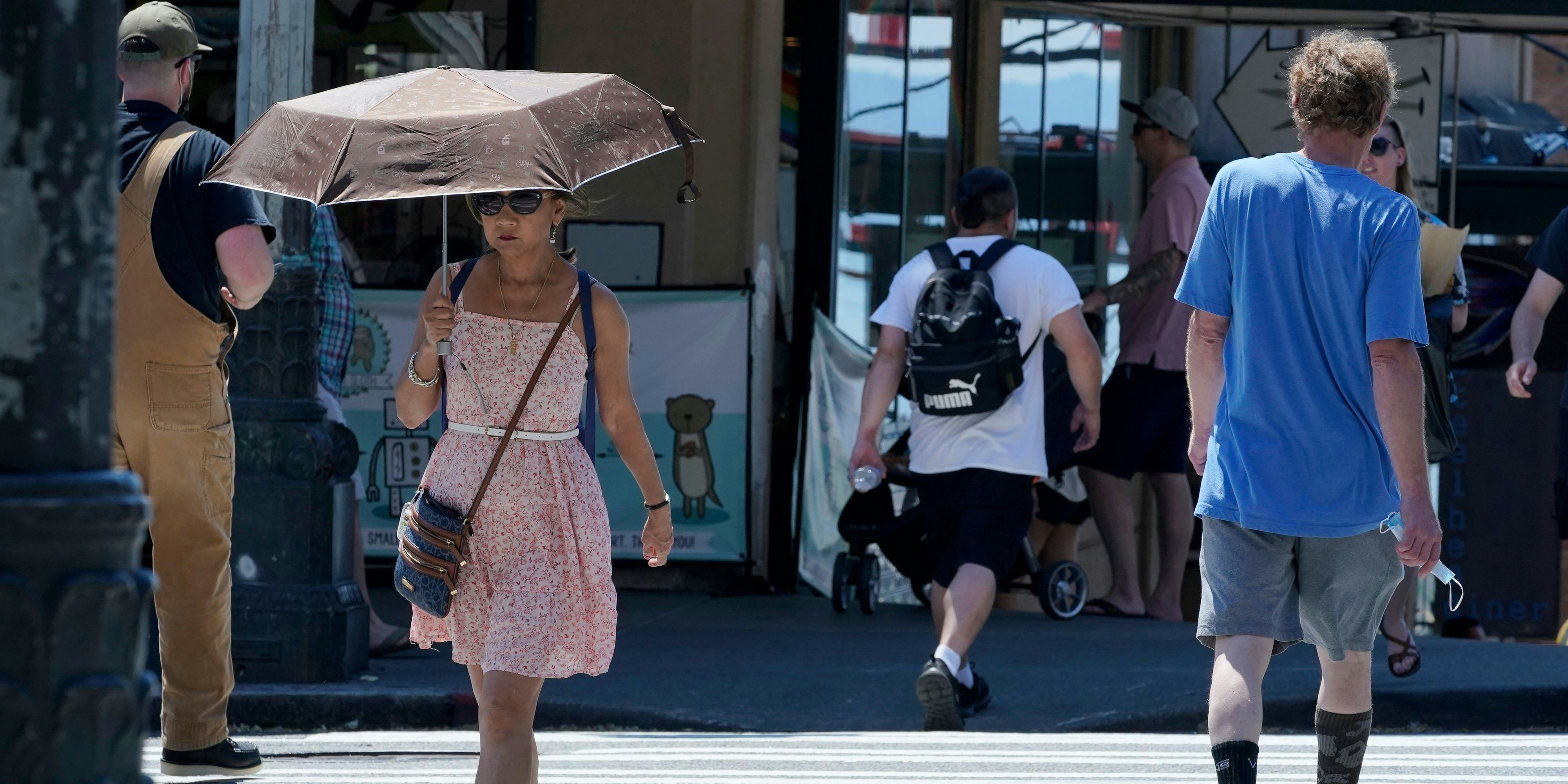 Ohne Sonnenschirm ist es aufgrund der extremen Hitzewelle kaum auszuhalten