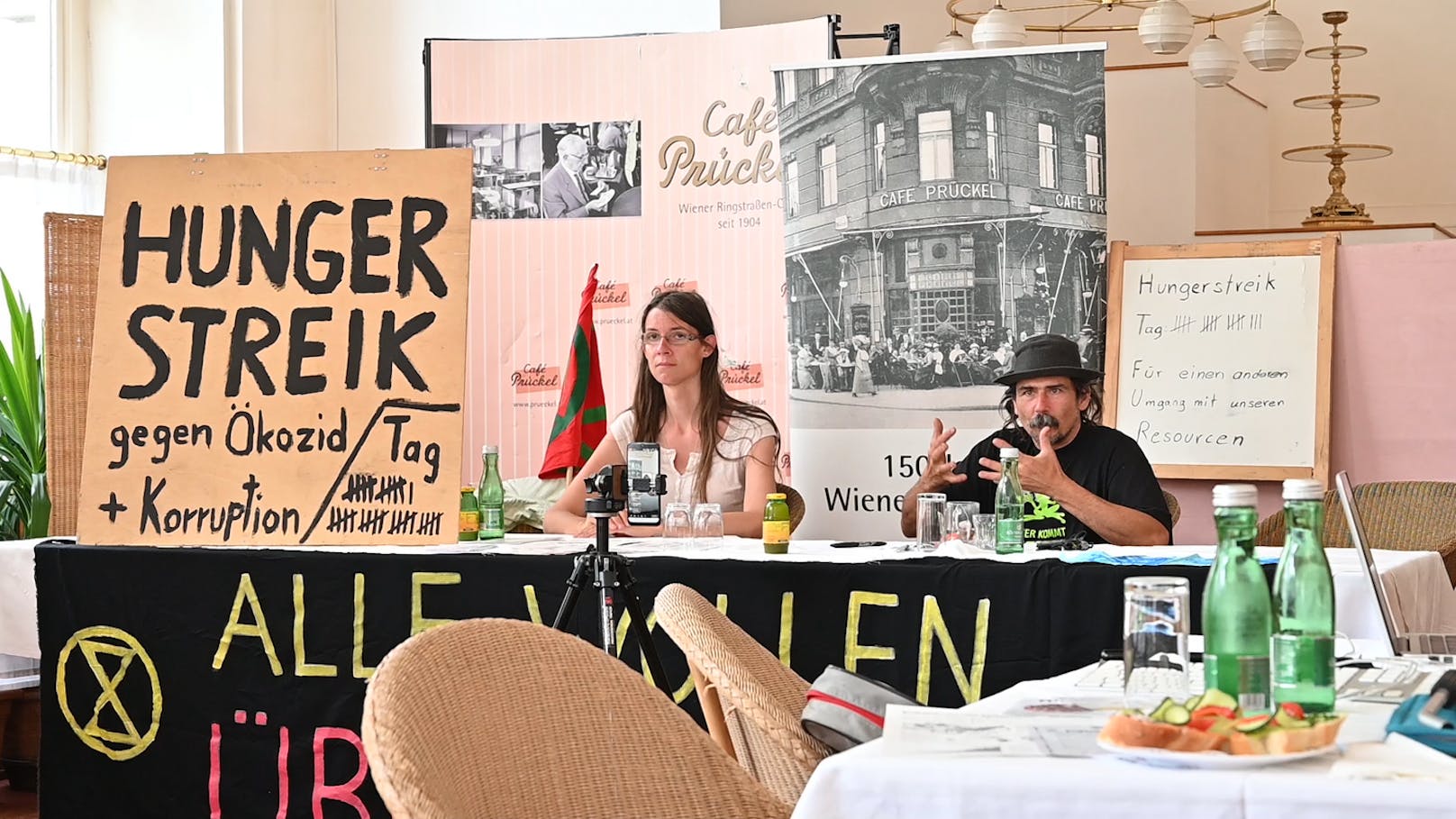 Martha Krumpeck und Josef Etzelsdorfer setzen den Hungerstreik fort.