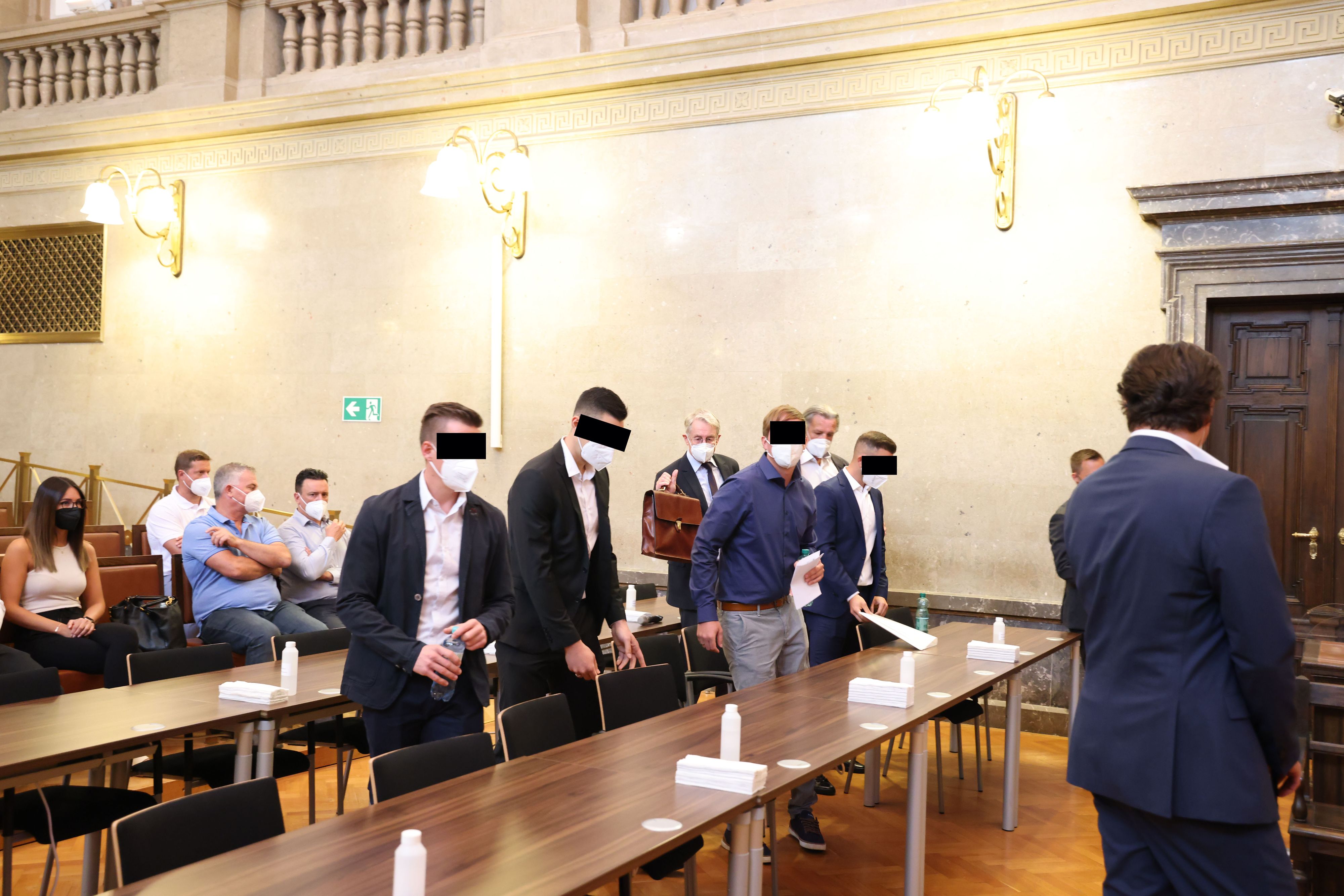 Die Angeklagten vor Gericht in Wien