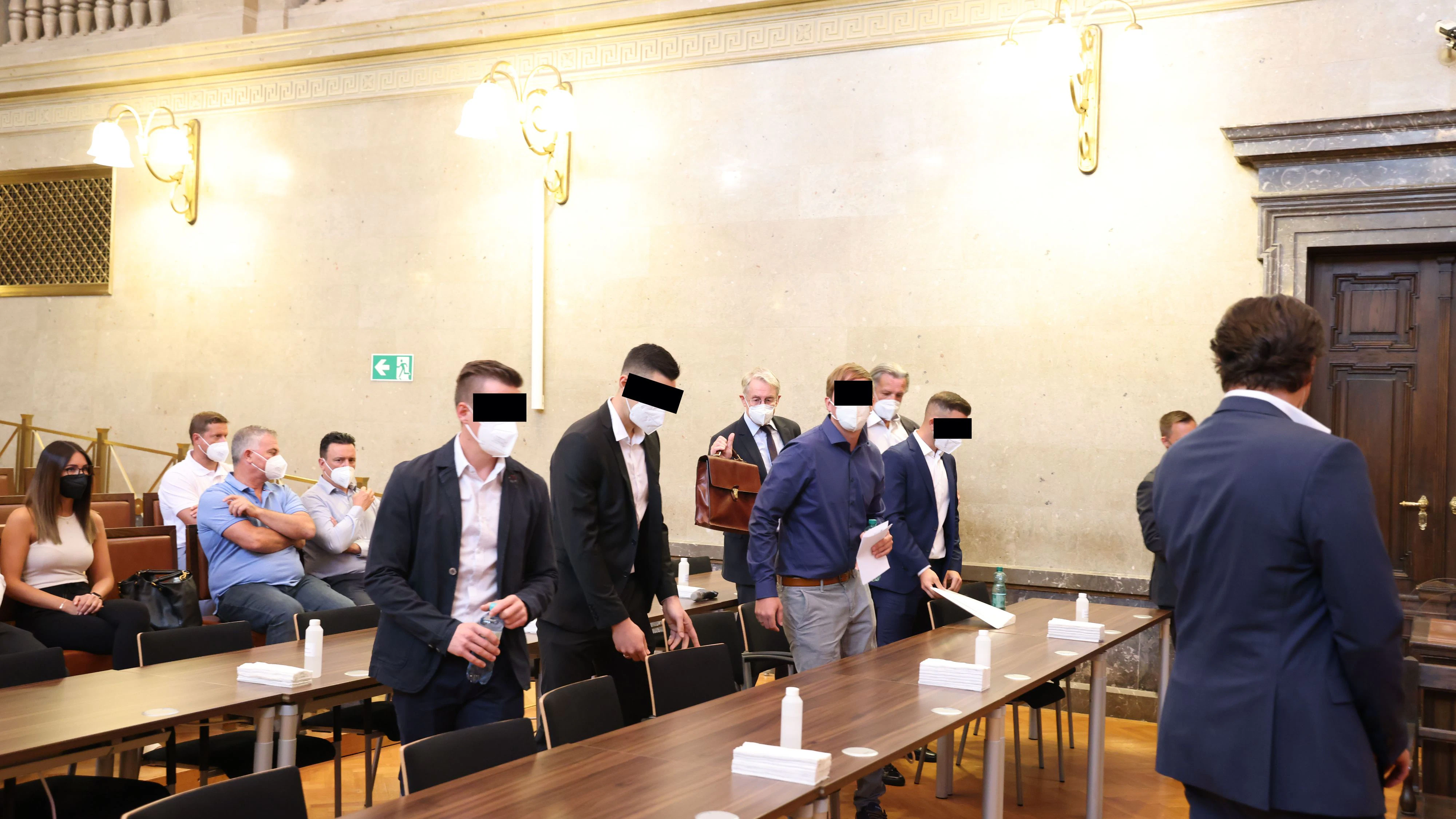 Die Angeklagten am Mittwoch vor Gericht in Wien