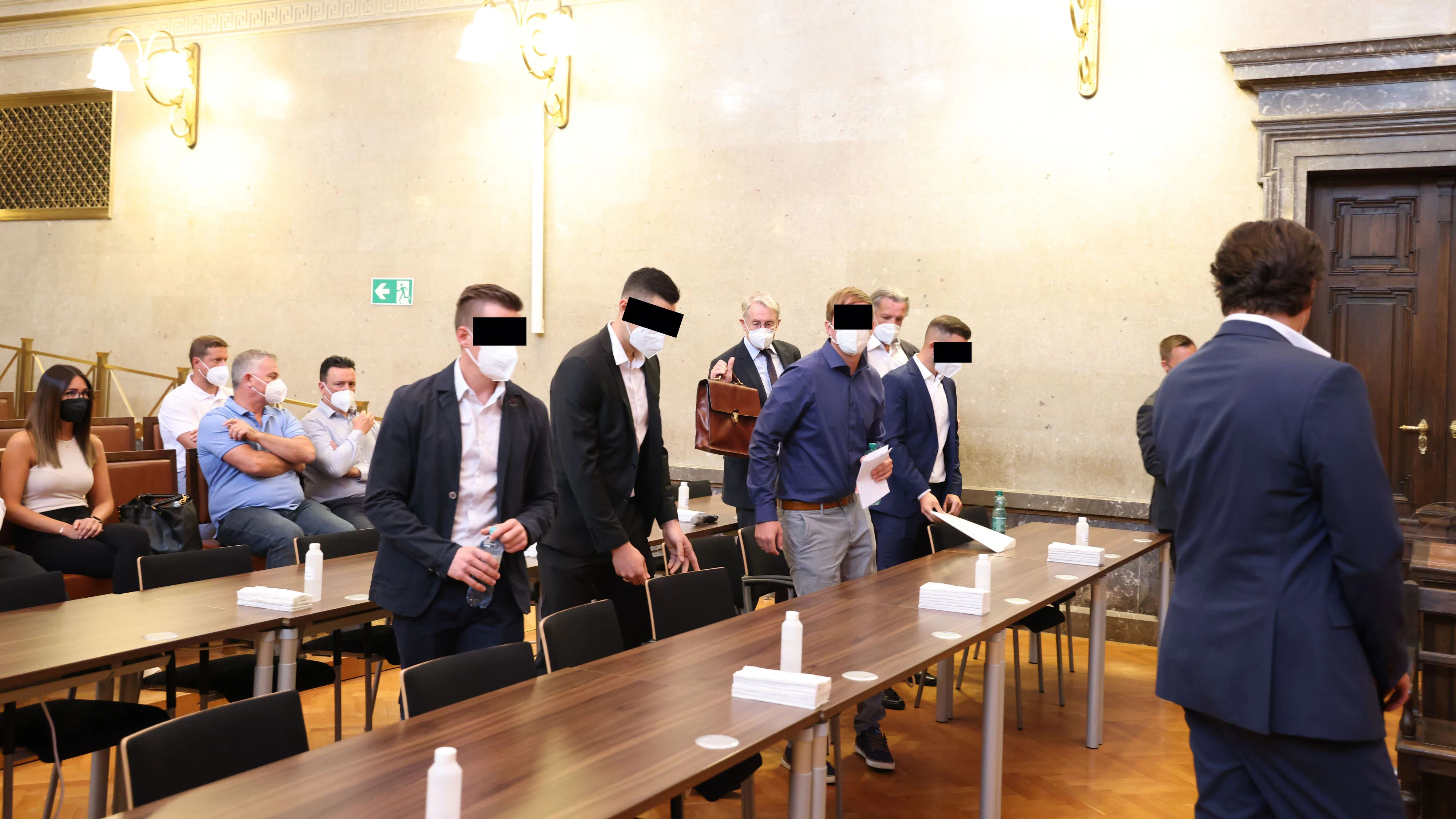 Die Angeklagten am Mittwoch vor Gericht in Wien
