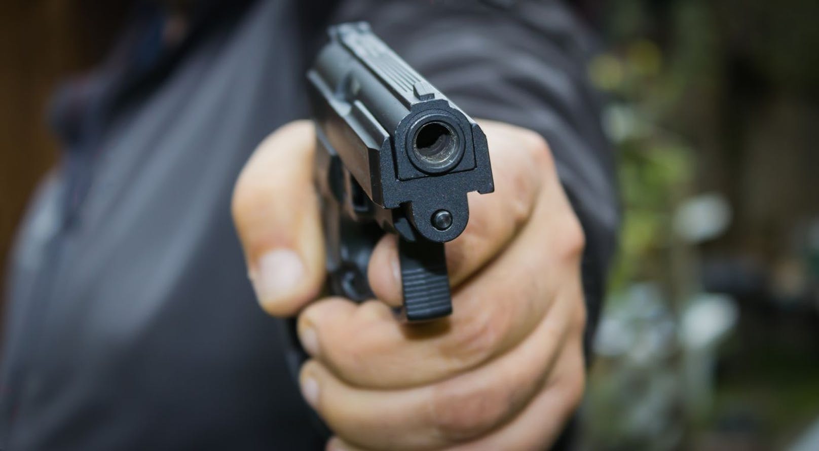 Mann schießt um sich – Polizei macht bedenklichen Fund