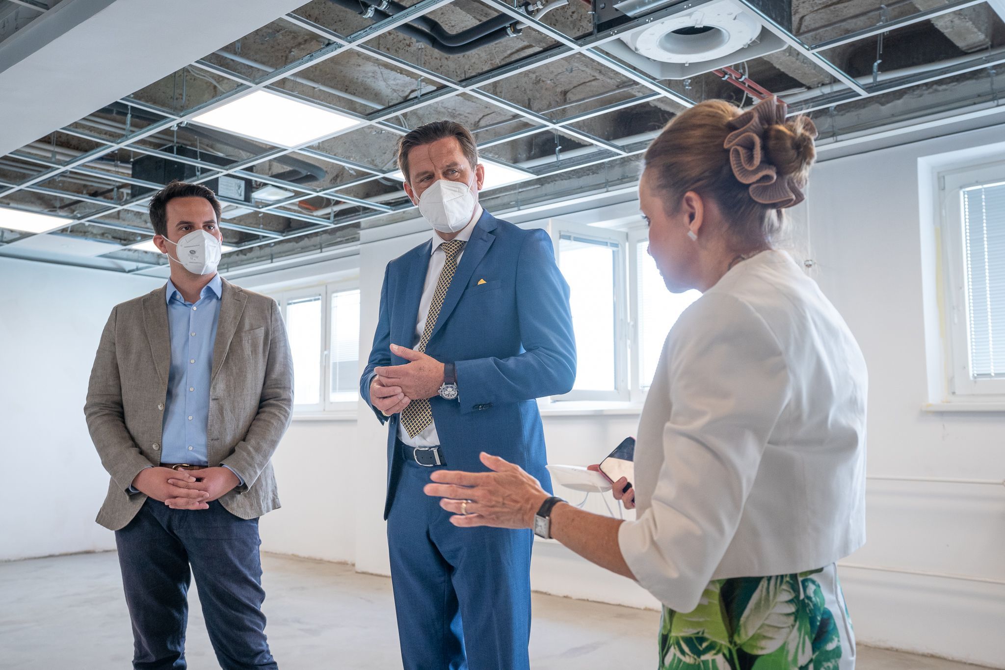 Besichtigung des Business Immigration Office in der Wiener City durch Vizebürgermeister und Integrationsstadtrat Christoph Wiederkehr (li.) und Wirtschaftsstadtrat Peter Hanke-