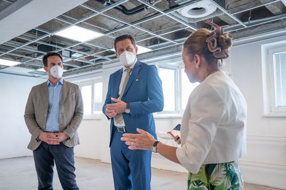 Im Herbst 2021 soll das neue "Business Immigration Office" in der Wiener City eröffnet werden. Einen ersten Eindruck bekamen Vizebürgermeister und Integrationsstadtrat Christoph Wiederkehr (Neos, l.) und Wirtschaftsstadtrat Peter Hanke (SPÖ, hier mit Wiener Städtische-Vorstandsmitglied Christine Dornaus schon heute.
