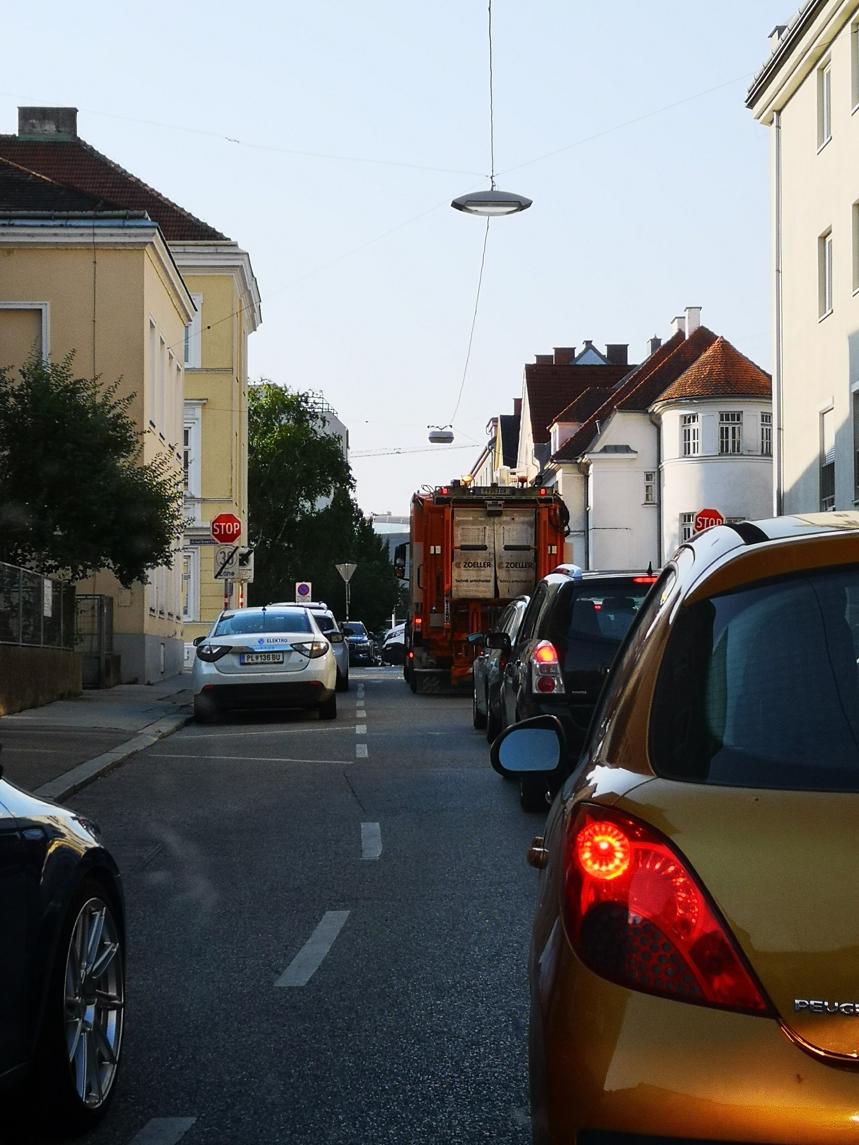 Ein Müllwagen zur Stoßzeit in der Lederergasse.