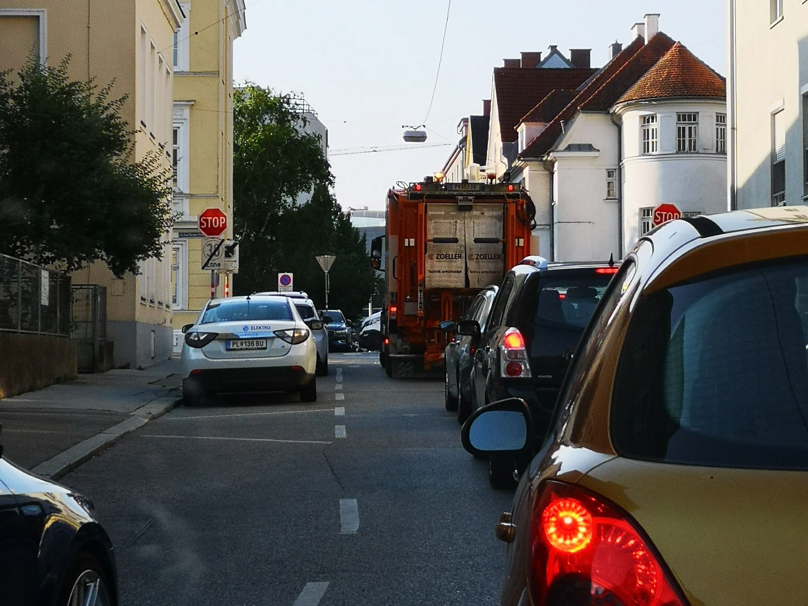 Ein Müllwagen zur Stoßzeit in der Lederergasse.