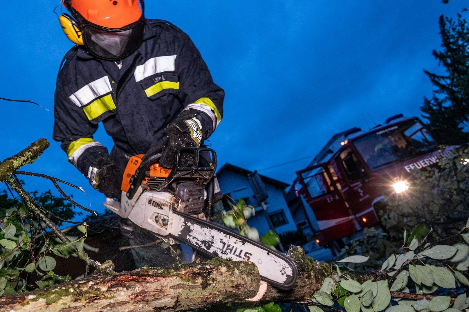 Einsatzkräfte der Feuerwehr am Dienstag, 29. Juni 2021, bei Aufräumungsarbeiten nach Unwetterschäden in St. Florian bei Linz.