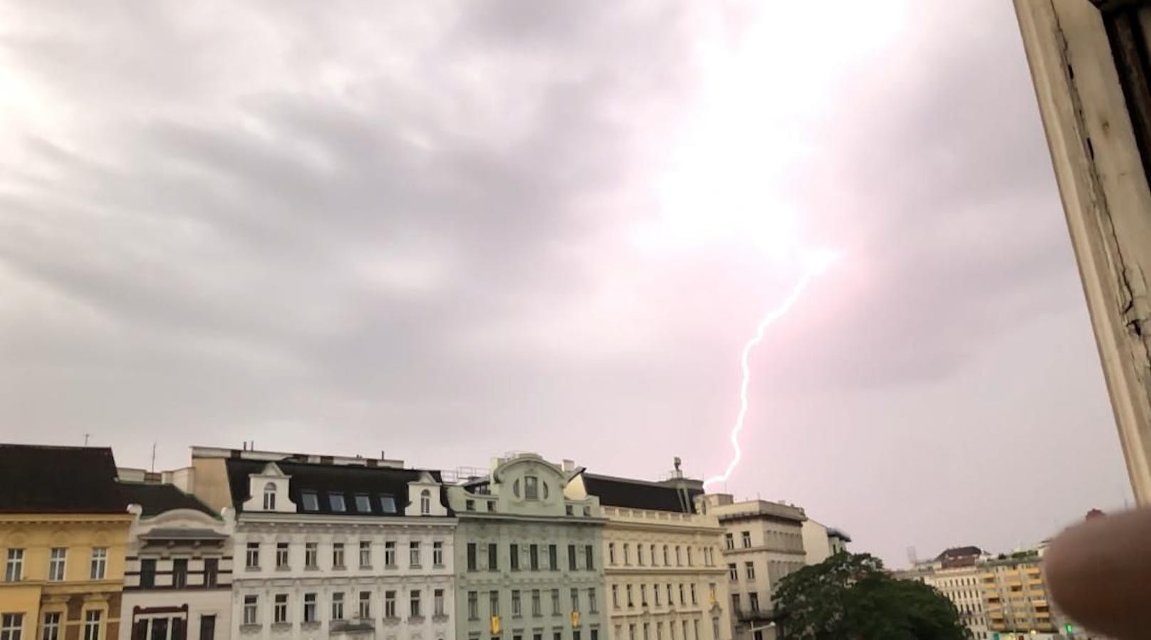 Starkes Blitz-Gewitter trifft Wien mit voller Wucht