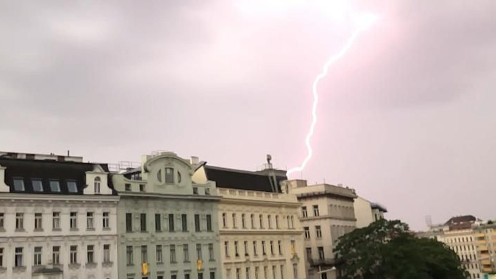 Starke Blitz-Gewitter könnten am Sonntag auch Wien mit voller Wucht treffen.