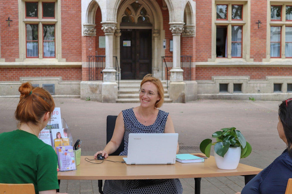Wiedens Bezirkschefin Lea Halbwidl (SPÖ, M.) verlegte ihr Büro für einen Tag ins Freie.