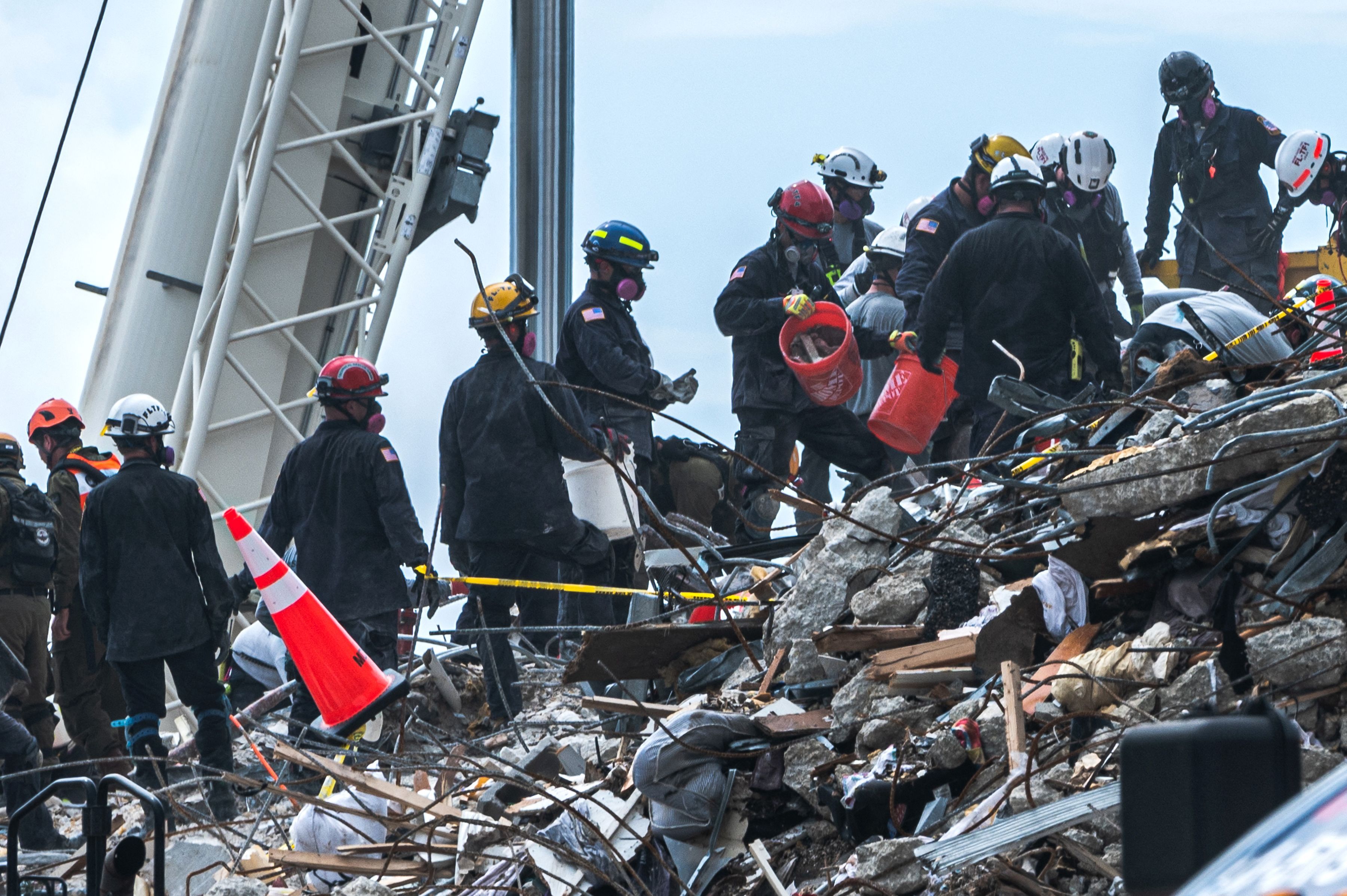 Download von www.picturedesk.com am 30.06.2021 (12:04).  Search and Rescue teams look for possible survivors and to recover remains in the partially collapsed 12-story Champlain Towers South condo building on June 29, 2021 in Surfside, Florida - The death toll after the collapse of a Florida apartment tower has risen to nine, the local mayor said on June 27, 2021, more than three days after the building pancaked as residents slept. "We were able to recover four additional bodies in the rubble . So I am confirming today that the death toll is at nine," Miami-Dade County mayor Daniella Levine Cava told reporters in Surfside, near Miami Beach, adding that one victim had died in hospital. "We've identified four of the victims and notified next of kin." (Photo by Giorgio VIERA / AFP) - 20210629_PD9872 - Rechteinfo: Rights Managed (RM) Nur für redaktionelle Nutzung! Werbliche Nutzung erfordert Freigabe: bitte schicken Sie uns eine Anfrage.