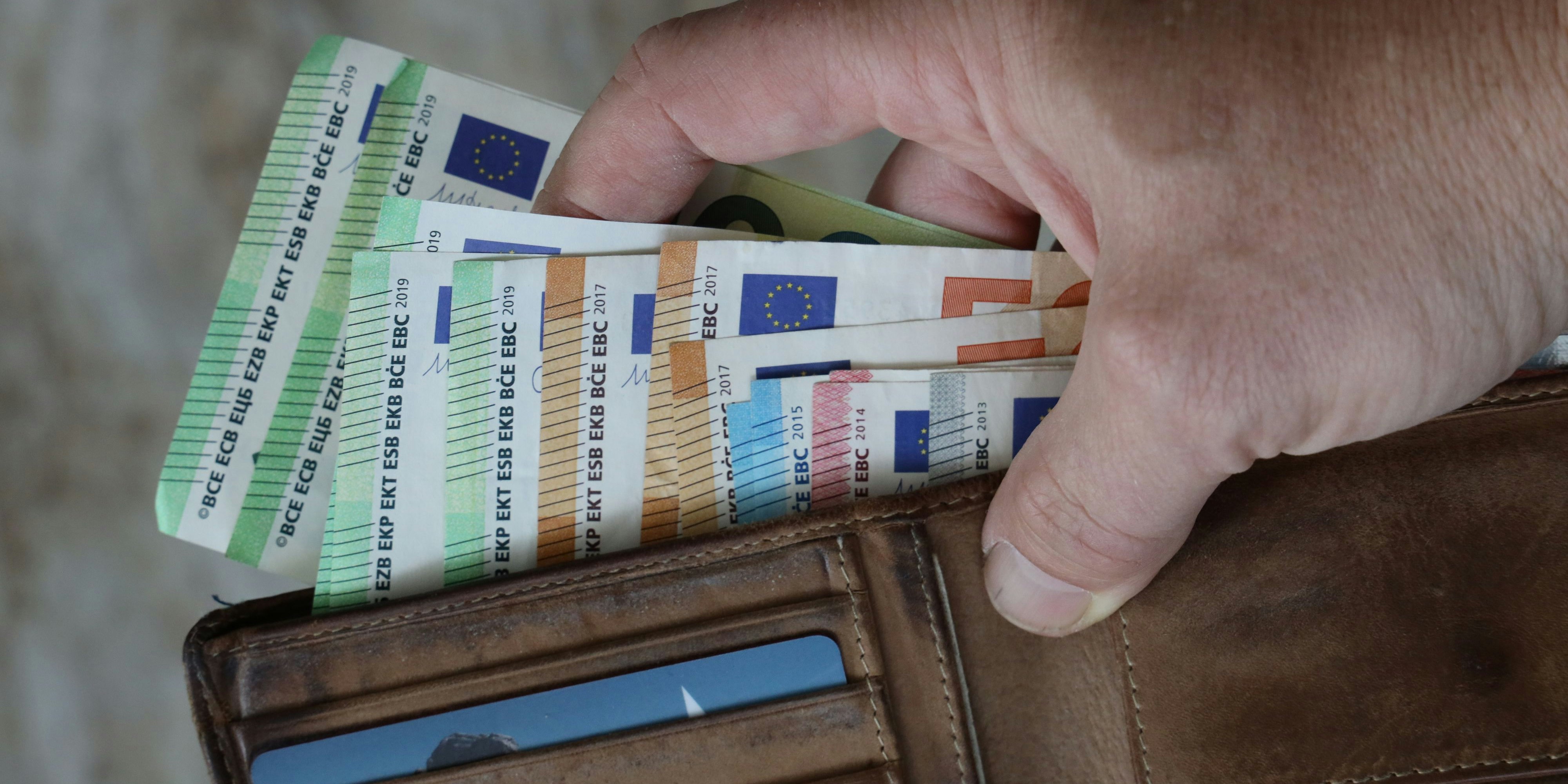 Online-Shopping, NoVA: Österreicher müssen ab 1. Juli tiefer in die Geldbörse greifen.