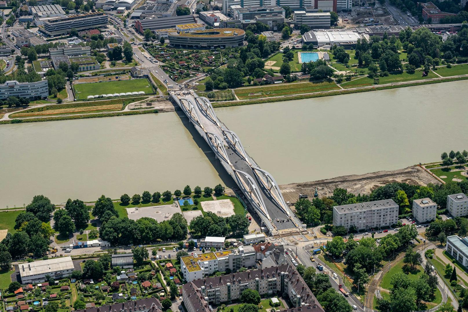 Am 28. August soll die neue Eisenbahnbrücke eröffnet werden.