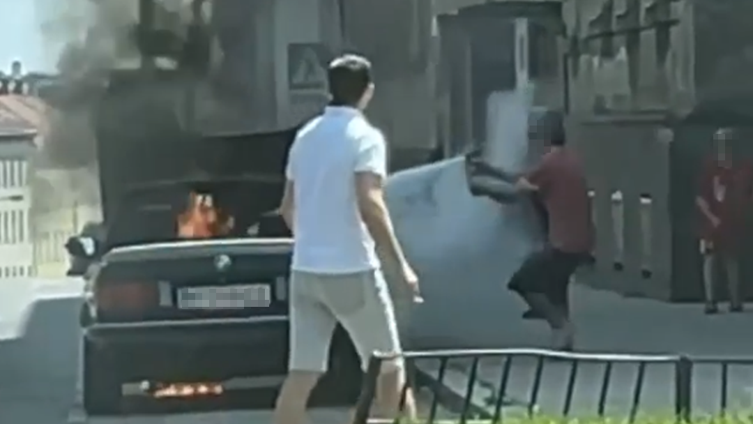 Der mutige Löschversuch zweier Passanten blieb leider erfolglos