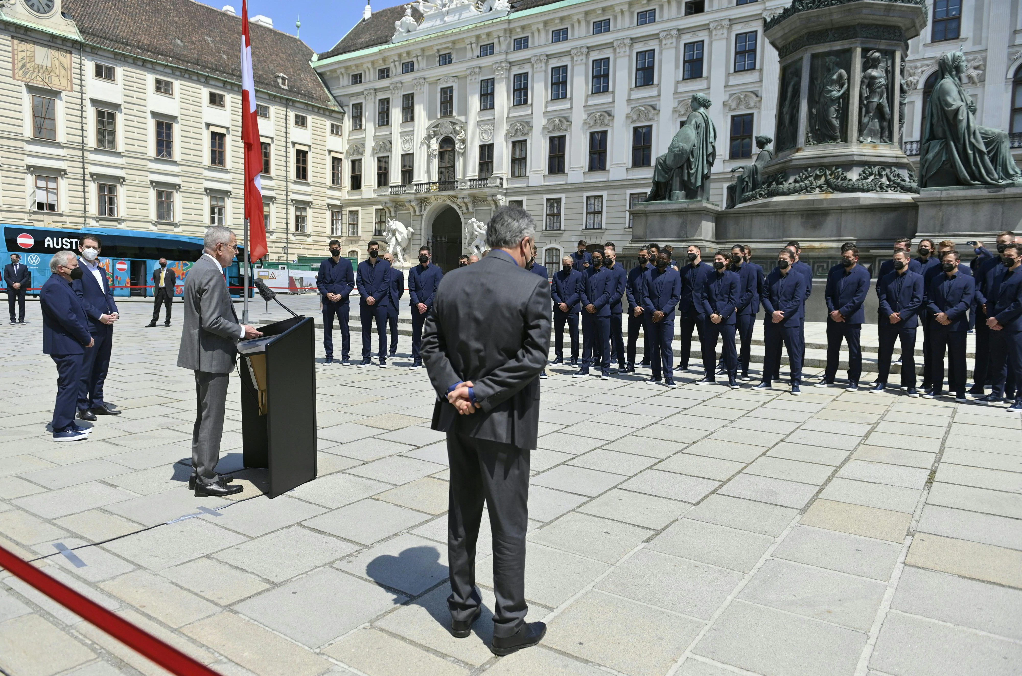 Bundespräsident Alexander Van der Bellen wünscht den ÖFB-Kickern in seiner Rede für die EURO alles Gute.