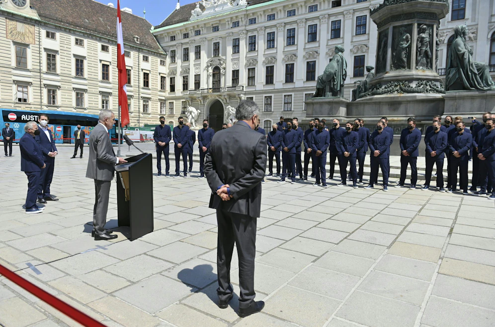 Bundespräsident Alexander Van der Bellen wünscht den ÖFB-Kickern in seiner Rede für die EURO alles Gute.