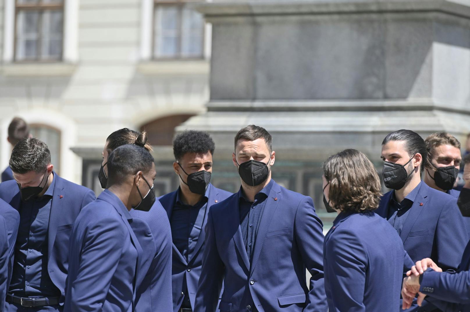 Marko Arnautovic (Mitte) und die Kollegen kamen im blauen Anzug zur Verabschiedung.