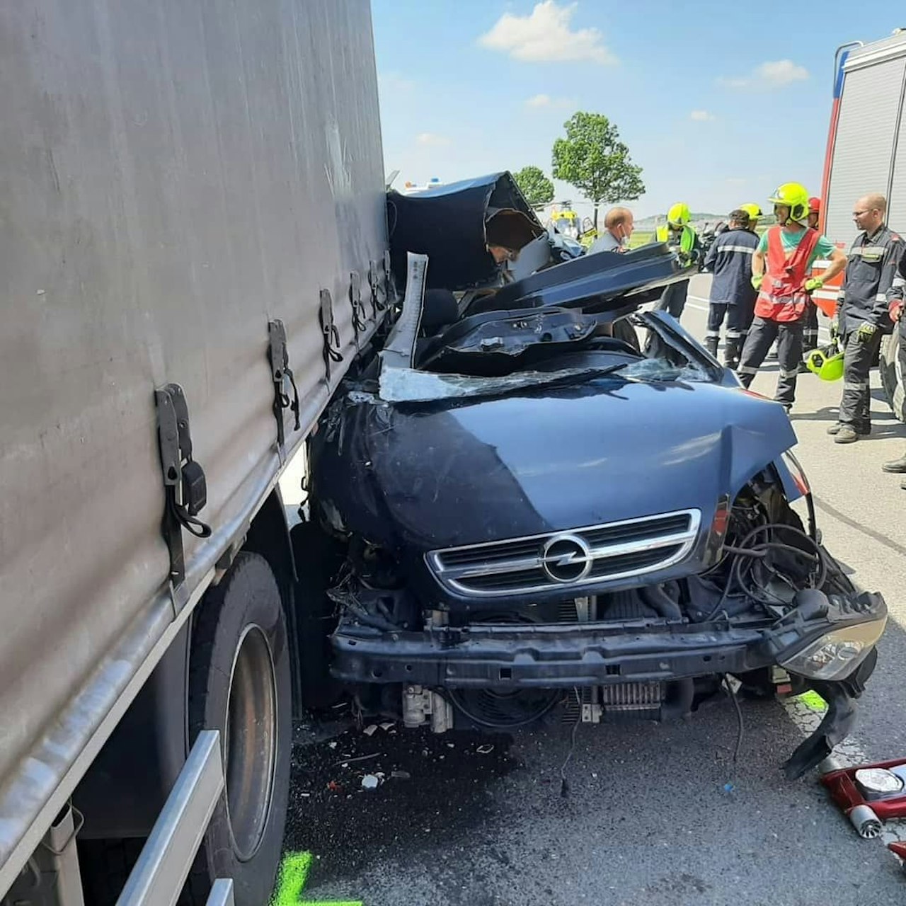Heute.at - Pkw kracht in Lkw, Beifahrerin wurde eingeklemmt