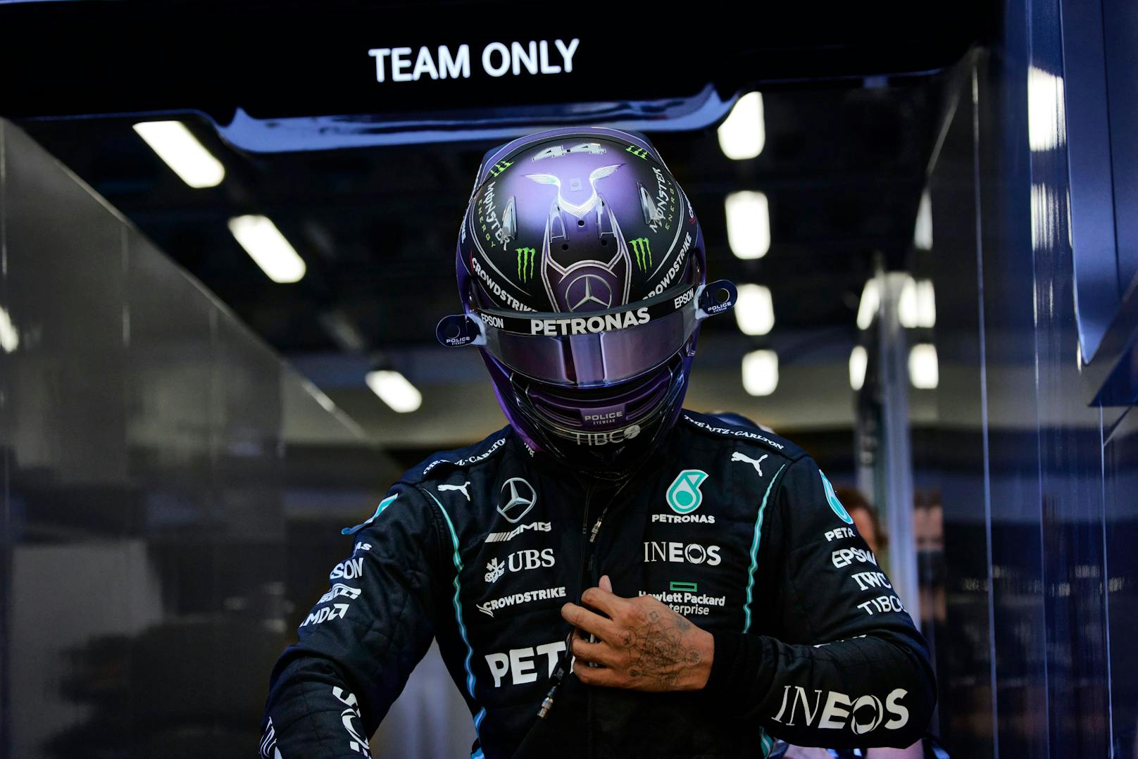 Lewis Hamilton zeigt sich nach den Freitags-Trainings frustriert. 