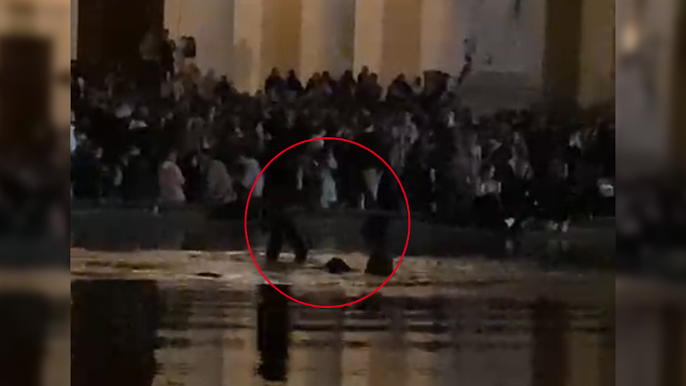 Diesen Wienern war die Party am Karlsplatz scheinbar zu heiß.