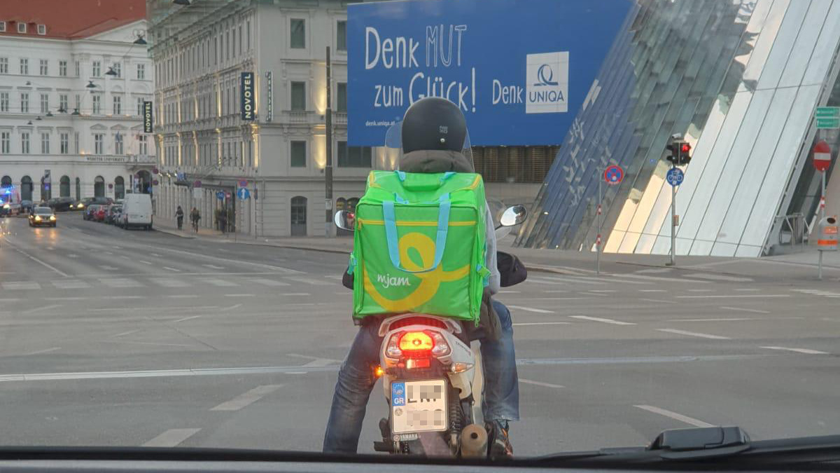 Ein "Heute"-Leser entdeckte diesen Boten mit griechischem Kennzeichen.