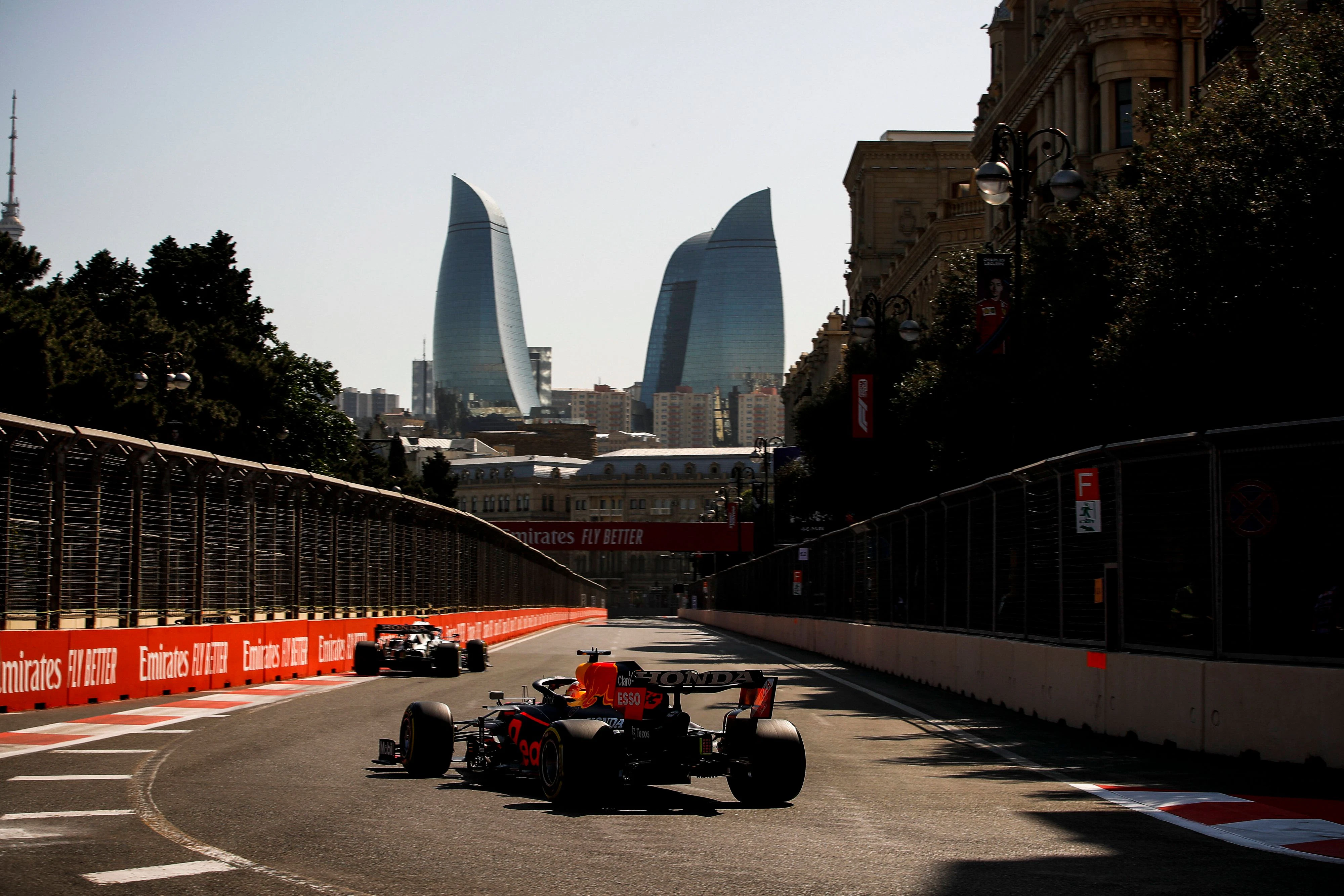 Max Verstappen auf dem Stadtkurs von Baku. 