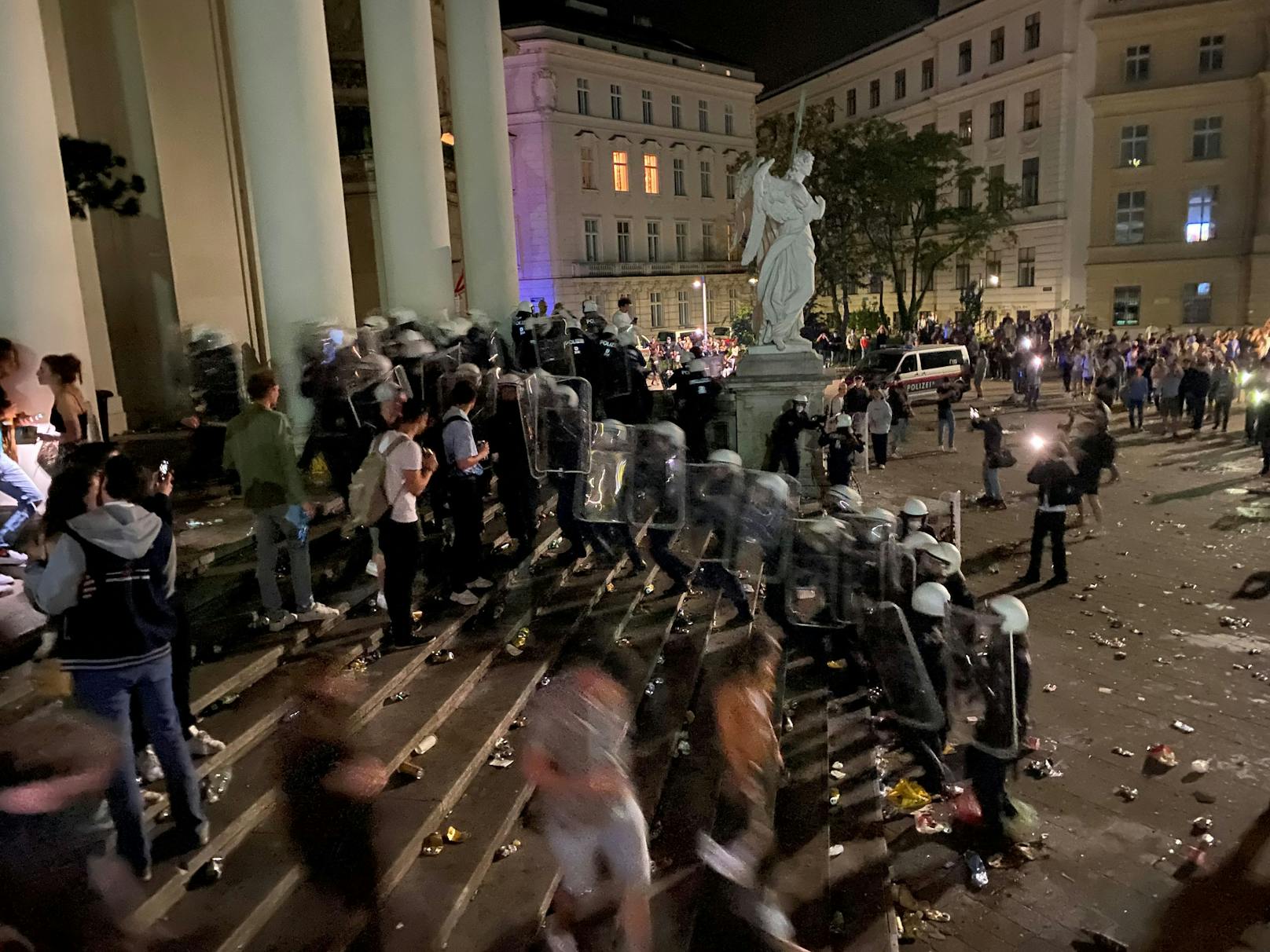 Die Polizei räumte gegen 1 Uhr den Karlsplatz.