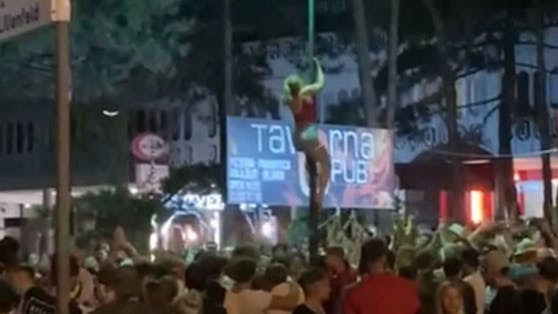 Der Privat-TV-Sender "telefriuli" zeigt Bilder der wilden Party-Nacht im Zentrum von Lignano