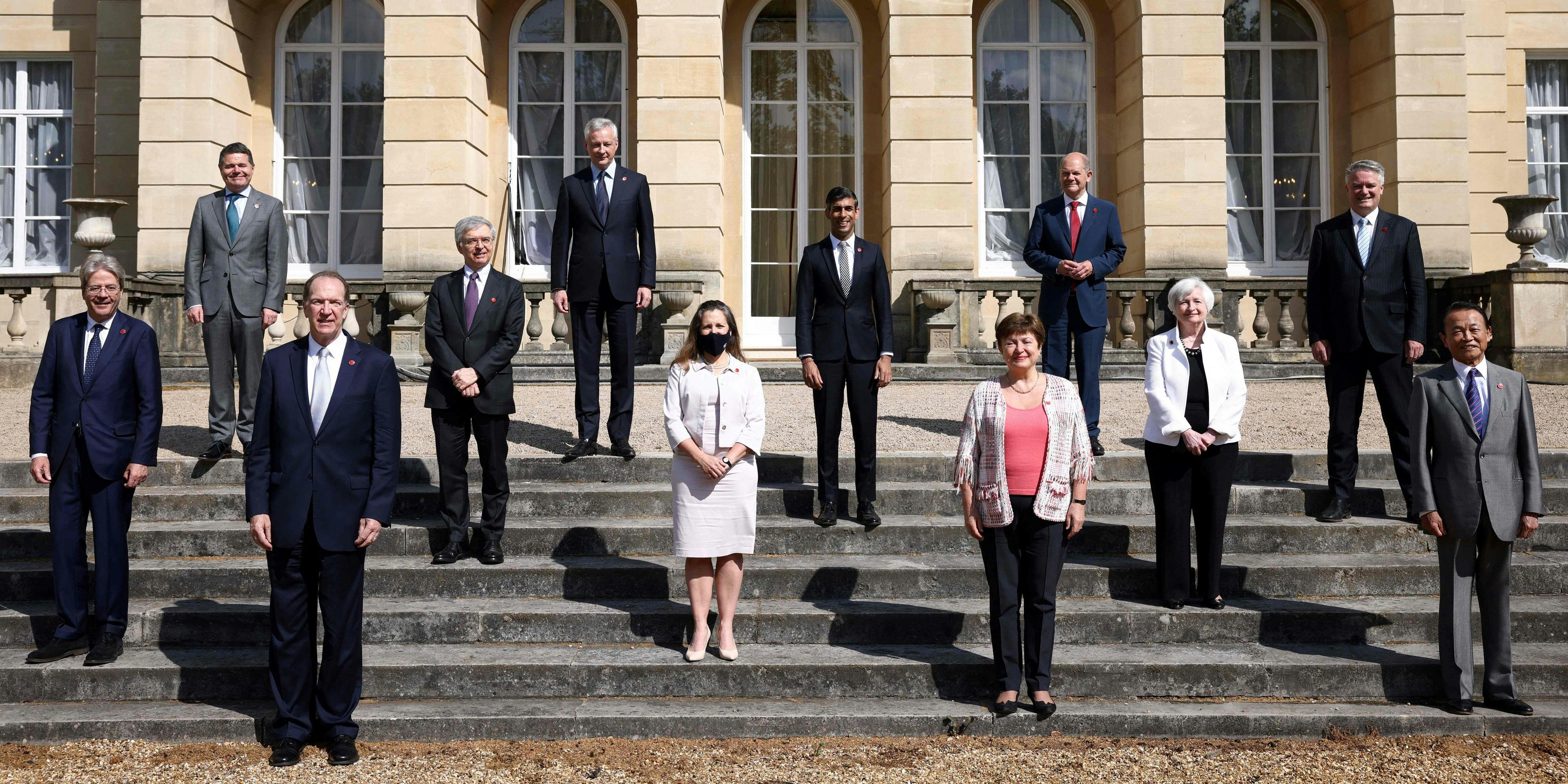 Die Finanzminister der G7-Staaten mit hochrangigen Beamten der EU