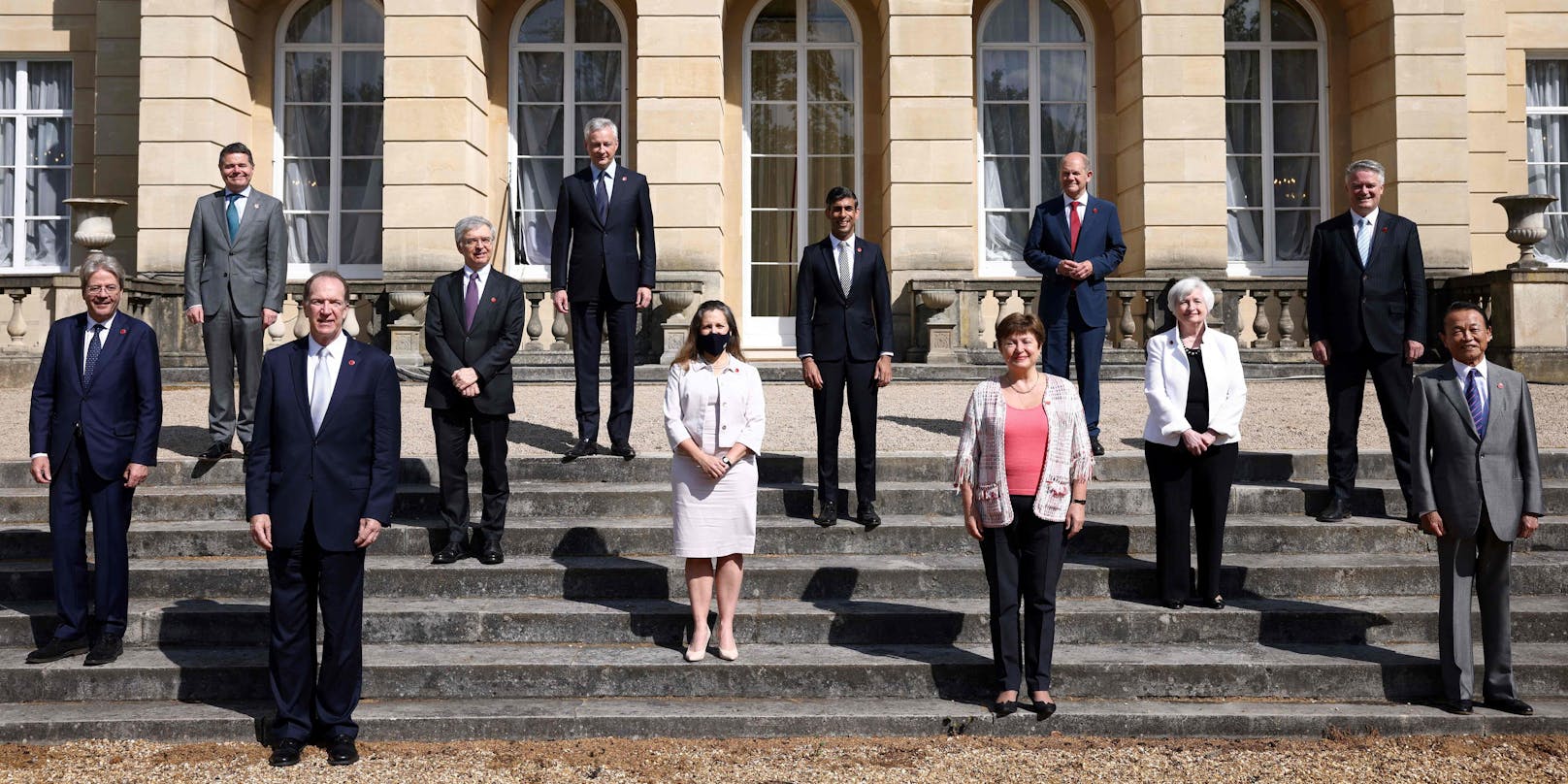 Die Finanzminister der G7-Staaten mit hochrangigen Beamten der EU
