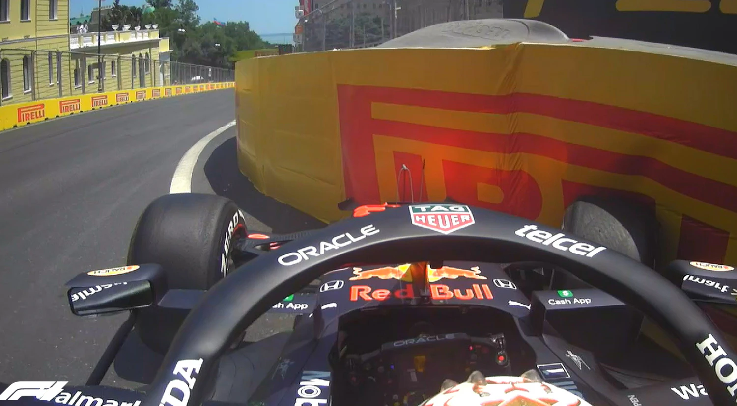 Max Verstappen schrottet im Training sein Auto.