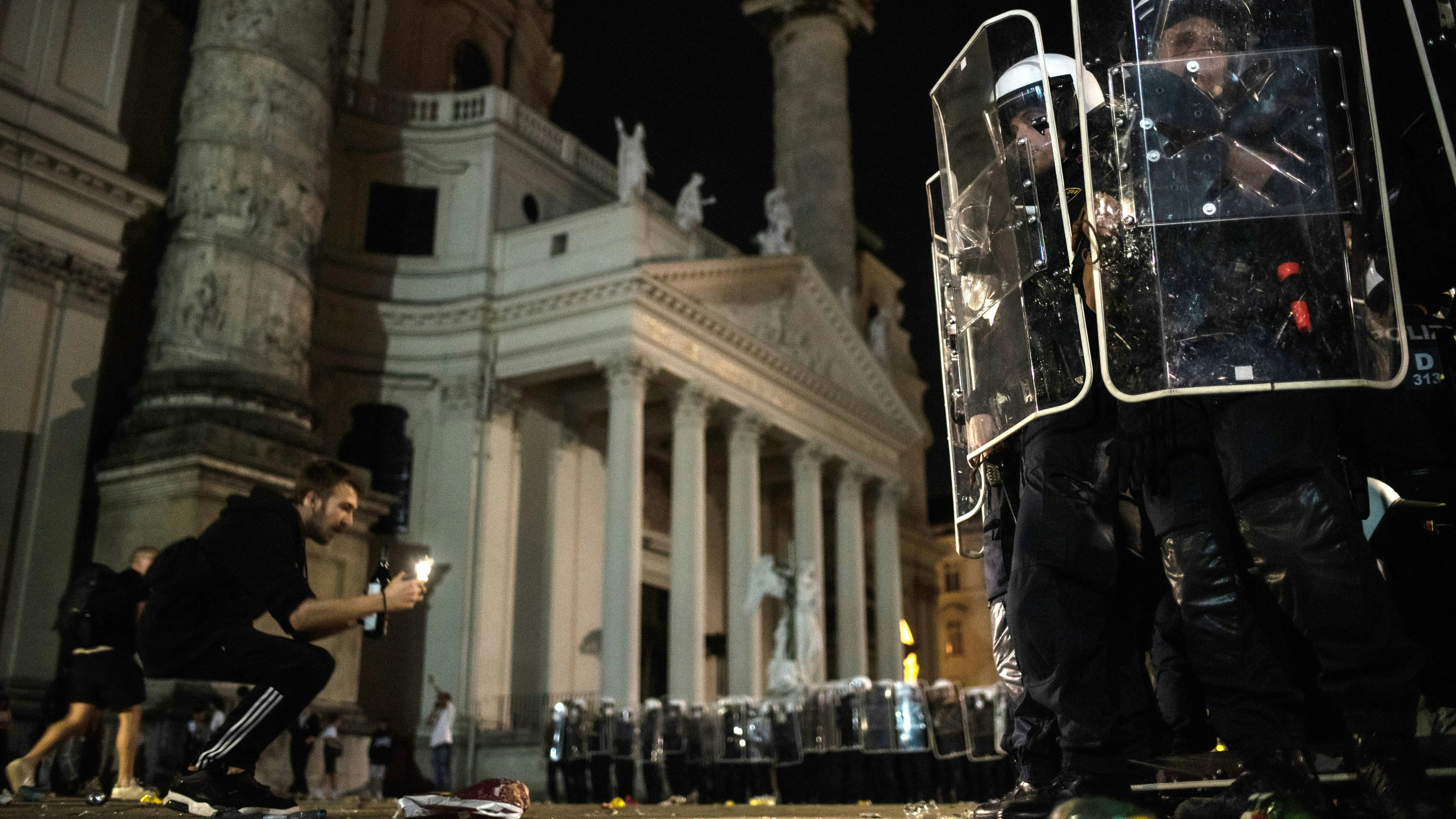 Download von www.picturedesk.com am 05.06.2021 (20:18).  ABD0039_20210605 - WIEN - ÖSTERREICH: ZU APA0117 VOM 5.6.2021 - Jugendliche und Kräfte der Polizei am Karlsplatz in Wien in der Nacht auf Samstag, 5. Juni 2021. Im Rahmen von Feiern kam es zu Ausschreitungen im Wiener Resselpark. - FOTO: APA/CHRISTOPHER GLANZL - 20210605_PD4039 - Rechteinfo: Rights Managed (RM)