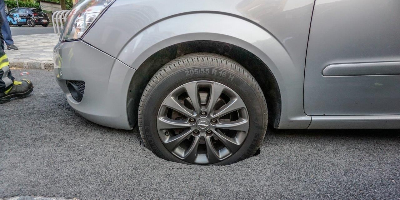 Der Pkw versank gute 20 Zentimeter tief im Asphalt