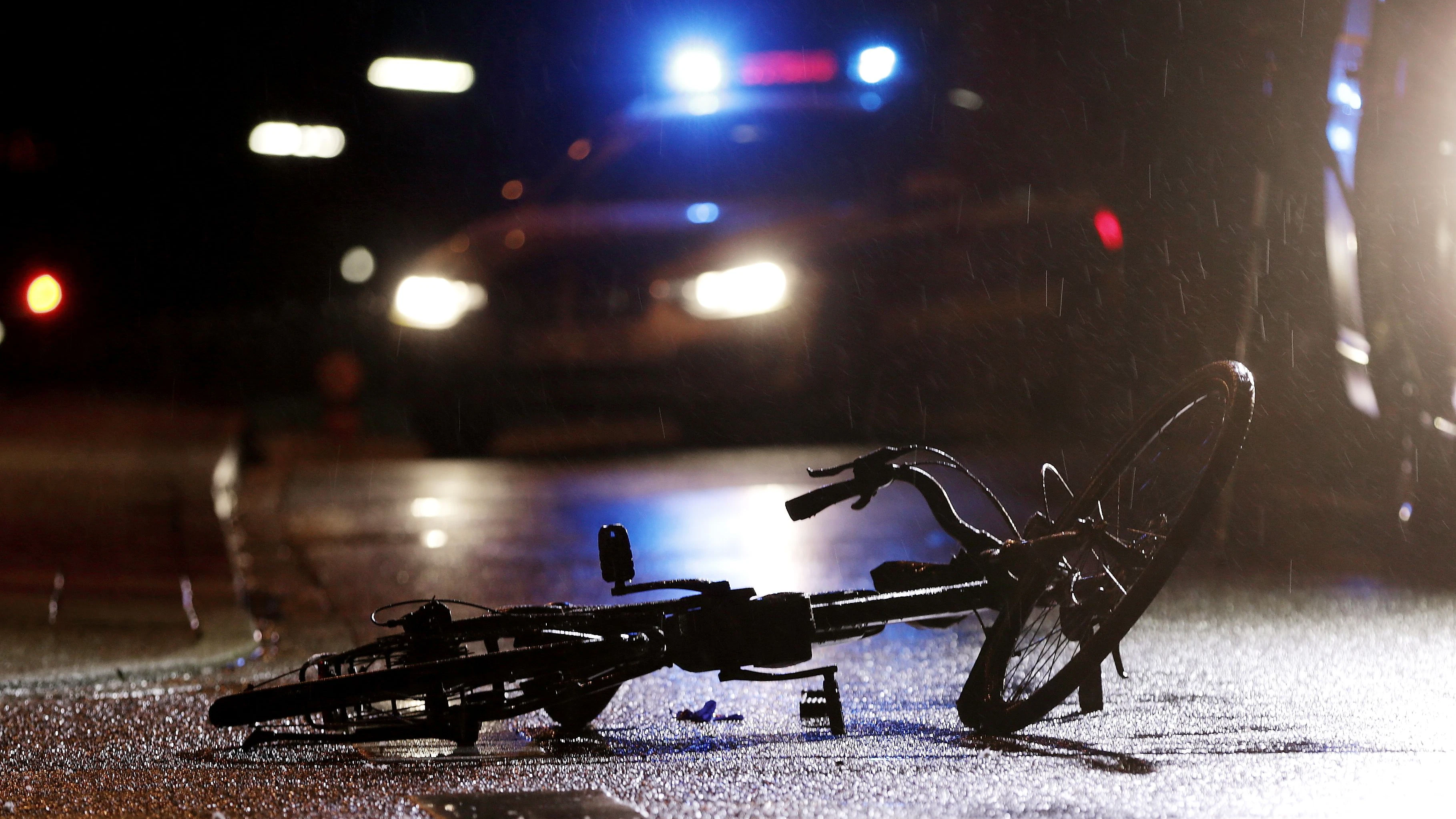 Das Mädchen wurde auf ihrem Fahrrad von einem Blitz getroffen.