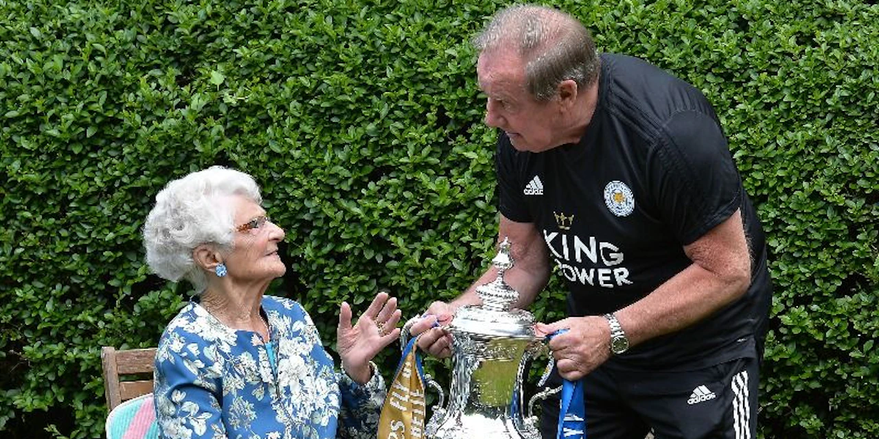 Verlobungsring für Frau (96), weil Klub FA-Cup gewann - Vimarsana News