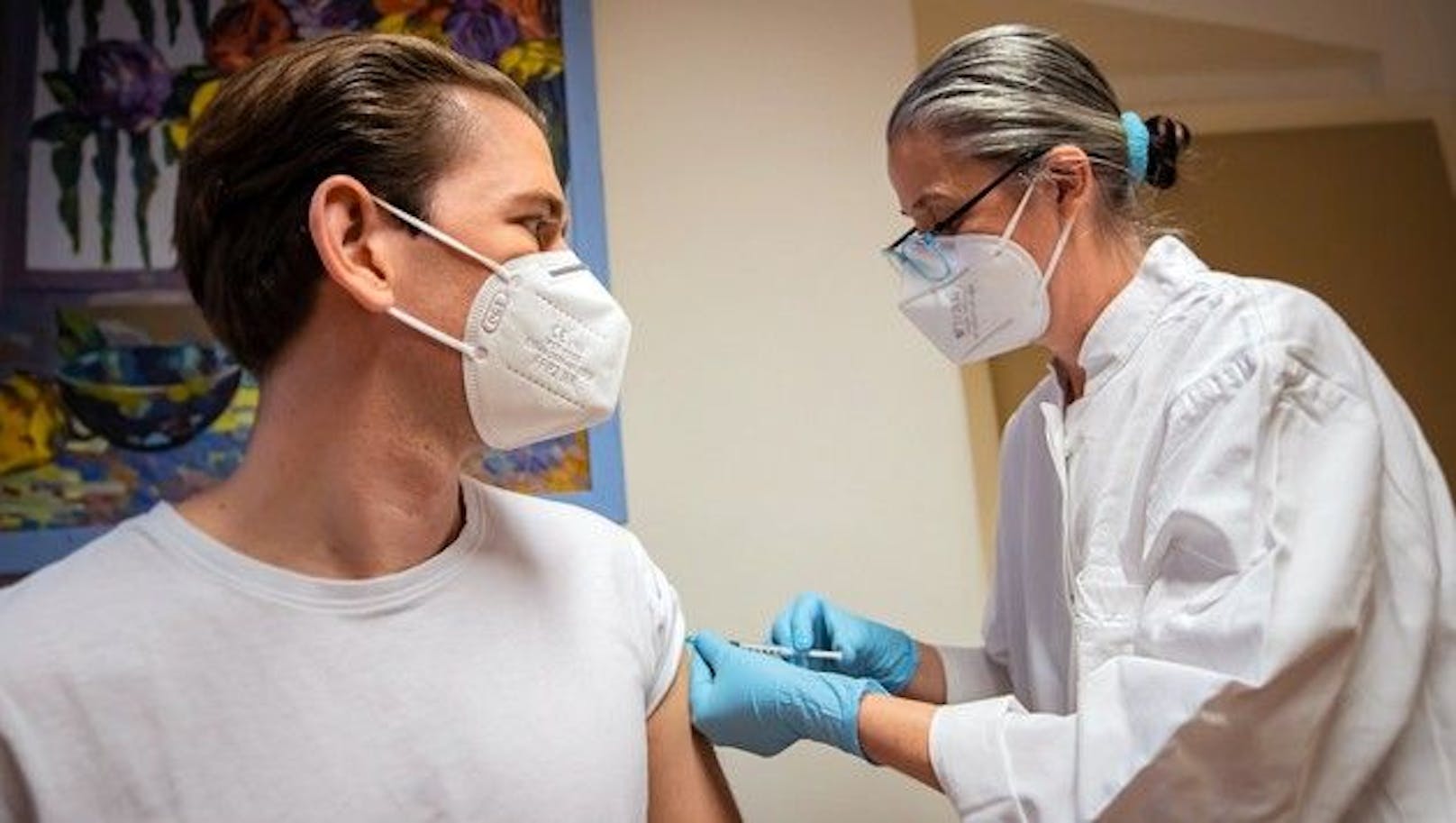 Bundeskanzler Sebastian Kurz bei seiner Impfung mit AstraZeneca