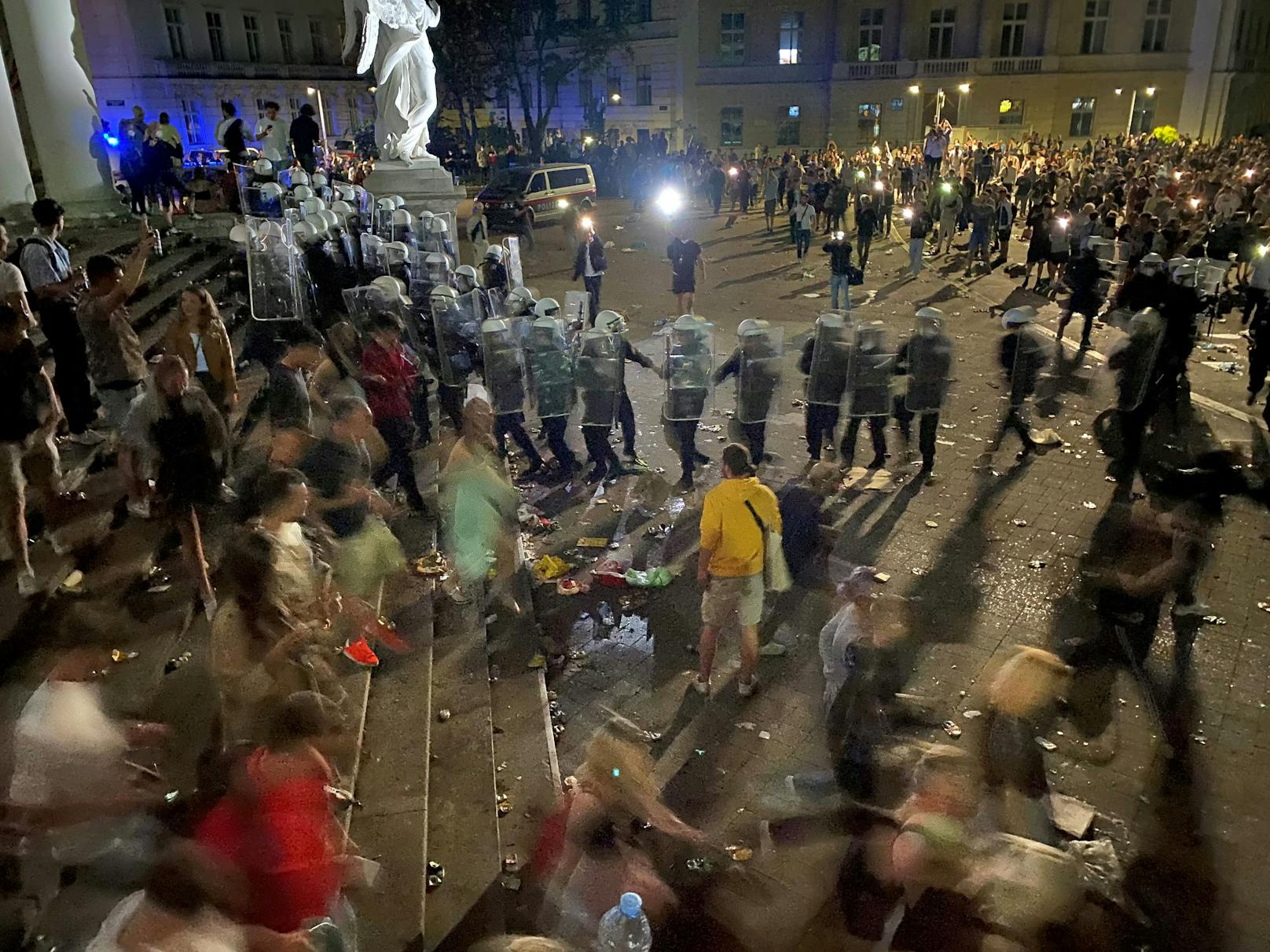 Die Polizei räumte gegen 1 Uhr den Karlsplatz.