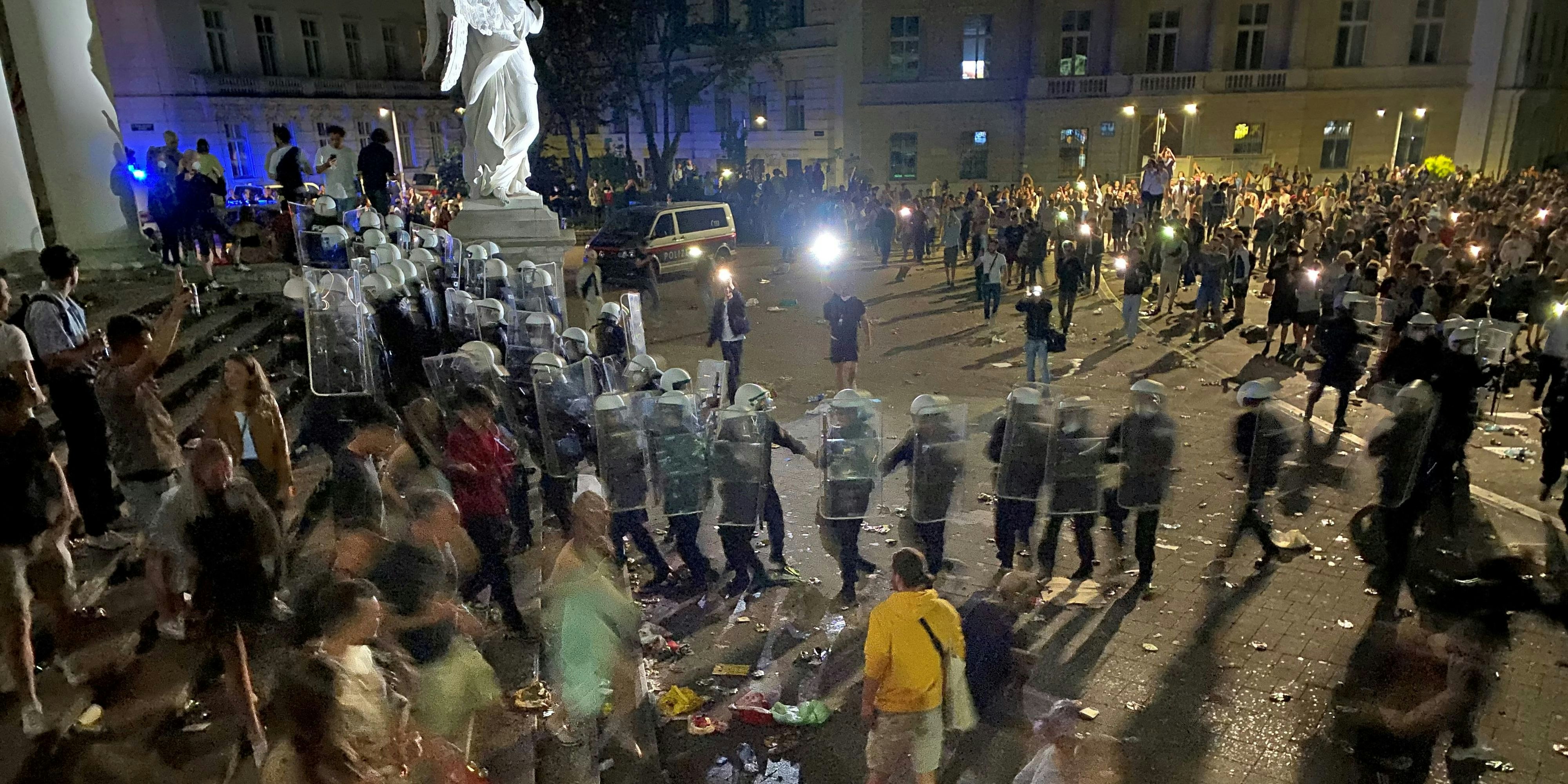 Die Polizei räumte gegen 1 Uhr den Karlsplatz.