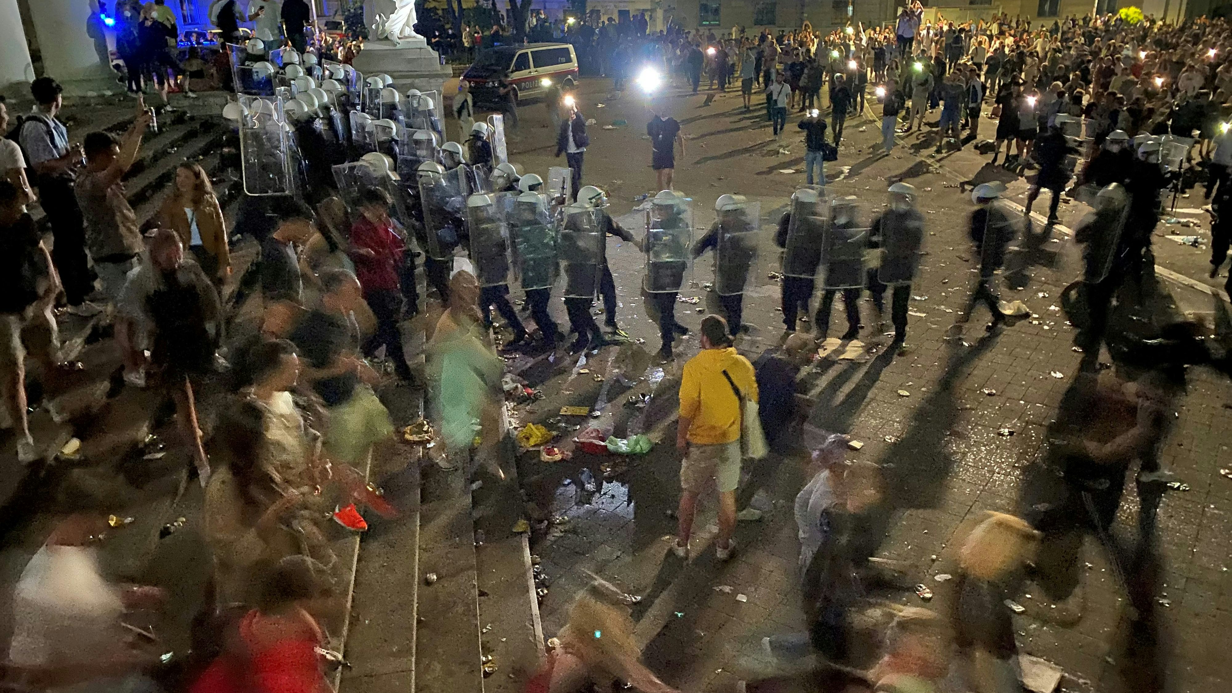 Die Polizei räumte gegen 1 Uhr den Karlsplatz.