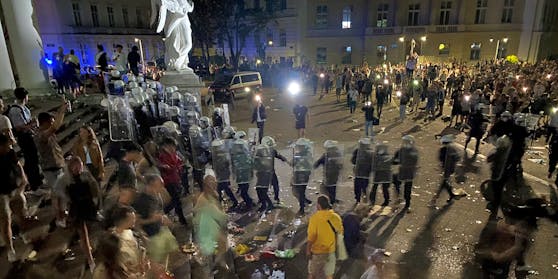 Die Polizei räumte gegen 1 Uhr den Karlsplatz.